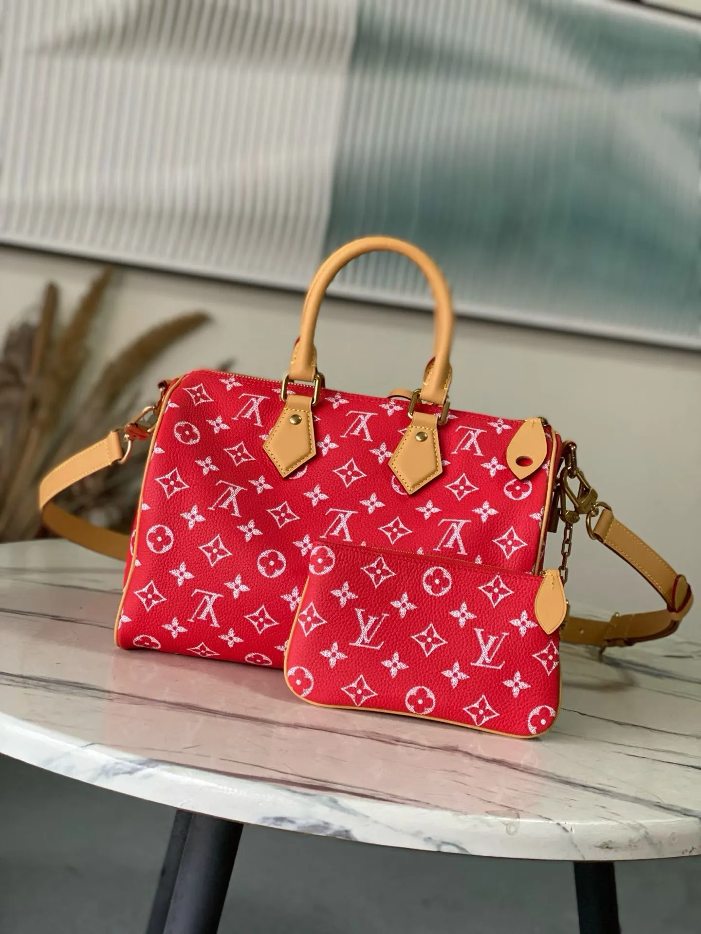 💰1700 Top Original Order M14067 Red Medium This Speedy P18 Bandouliere 30 handbag is made of soft cow leather with deep cow leather trim and a detachable and adjustable shoulder strap. Exquisite stitching, dyed edges and the iconic P18 nameplate create ingenious details. Dimensions: 30 × 22.5 × 18 cm