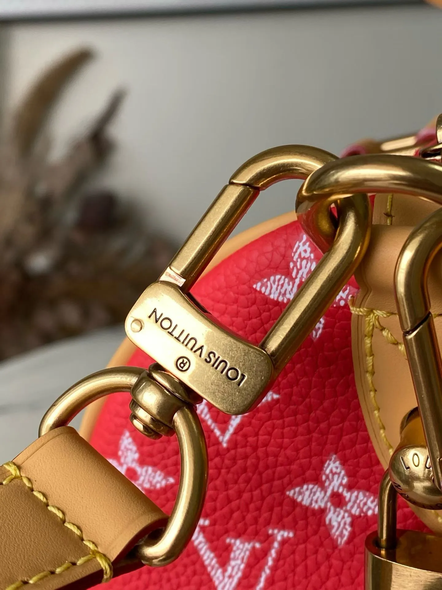 💰1700 Top Original Order M14067 Red Medium This Speedy P18 Bandouliere 30 handbag is made of soft cow leather with deep cow leather trim and a detachable and adjustable shoulder strap. Exquisite stitching, dyed edges and the iconic P18 nameplate create ingenious details. Dimensions: 30 × 22.5 × 18 cm