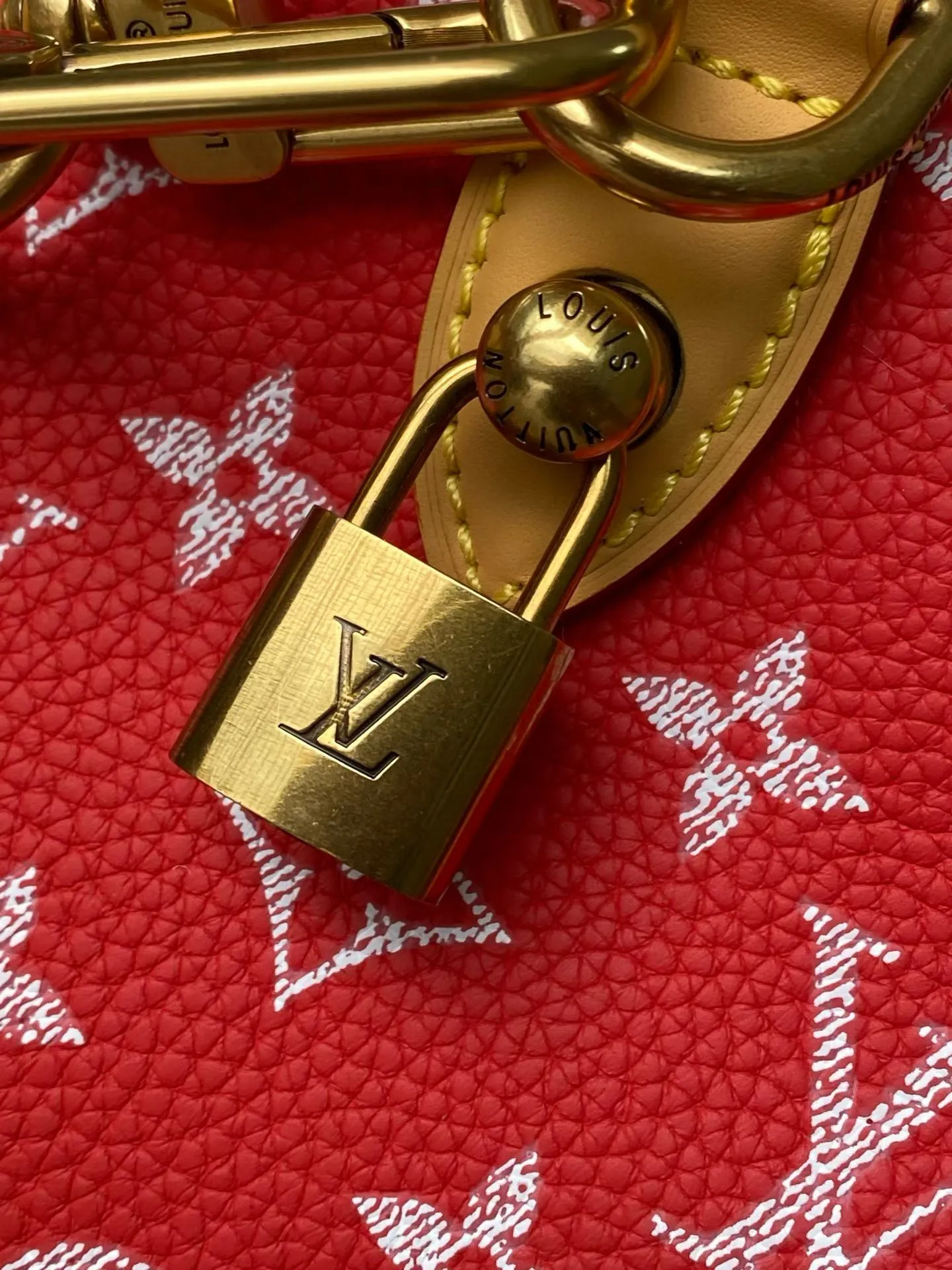 💰1700 Top Original Order M14067 Red Medium This Speedy P18 Bandouliere 30 handbag is made of soft cow leather with deep cow leather trim and a detachable and adjustable shoulder strap. Exquisite stitching, dyed edges and the iconic P18 nameplate create ingenious details. Dimensions: 30 × 22.5 × 18 cm