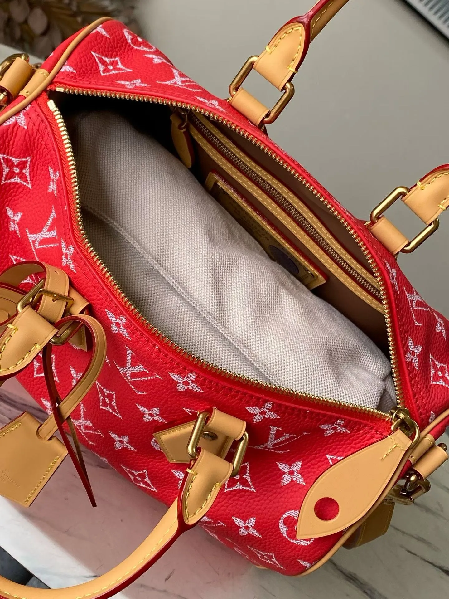 💰1700 Top Original Order M14067 Red Medium This Speedy P18 Bandouliere 30 handbag is made of soft cow leather with deep cow leather trim and a detachable and adjustable shoulder strap. Exquisite stitching, dyed edges and the iconic P18 nameplate create ingenious details. Dimensions: 30 × 22.5 × 18 cm