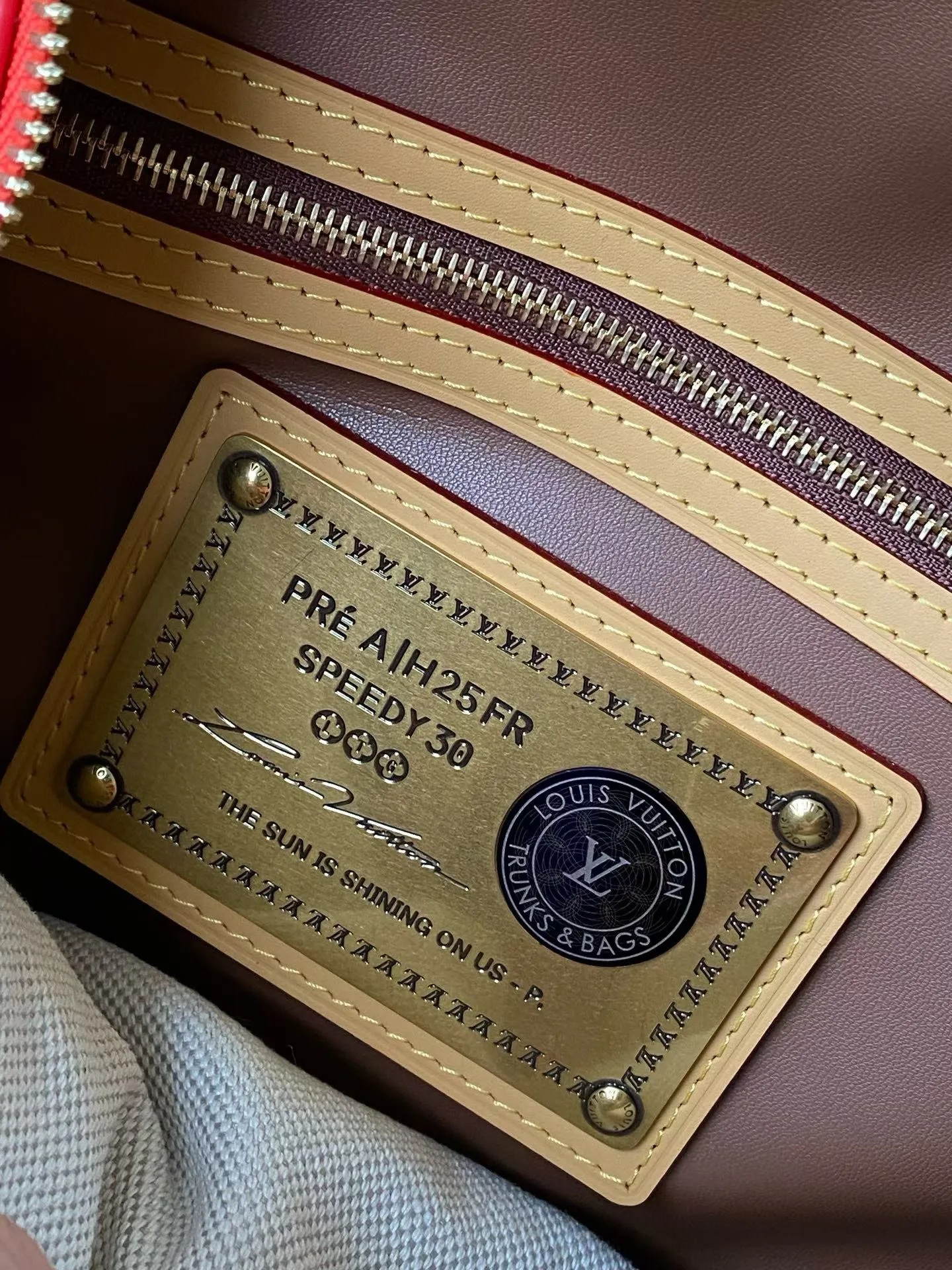 💰1700 Top Original Order M14067 Red Medium This Speedy P18 Bandouliere 30 handbag is made of soft cow leather with deep cow leather trim and a detachable and adjustable shoulder strap. Exquisite stitching, dyed edges and the iconic P18 nameplate create ingenious details. Dimensions: 30 × 22.5 × 18 cm