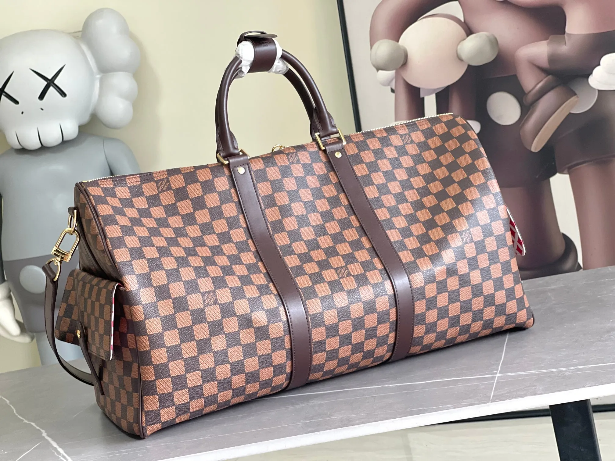 💰1420 Top original single m40799 men's bag pillow bag series KEEPALL 50 travel bag made of fine grain Taurillon Monogram leather, the color embellishment on the dark Monogram canvas injects vitality into the design. Blue flame rose silk screen printing, handbag details echo the original design, including leather top handles and side straps and other details, and has a detachable and adjustable length wide shoulder strap, which can be carried on the shoulder or crossbody. Dimensions: 50x29x22 cm