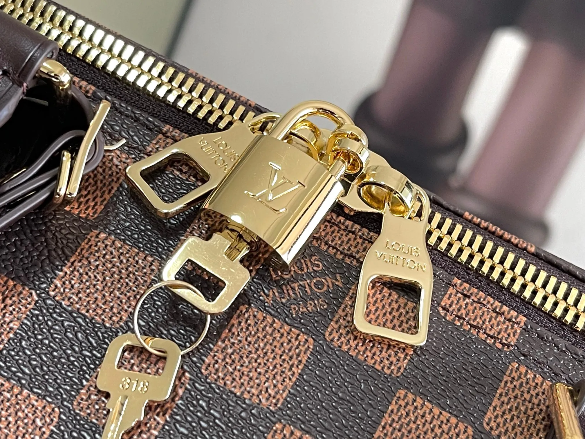 💰1420 Top original single m40799 men's bag pillow bag series KEEPALL 50 travel bag made of fine grain Taurillon Monogram leather, the color embellishment on the dark Monogram canvas injects vitality into the design. Blue flame rose silk screen printing, handbag details echo the original design, including leather top handles and side straps and other details, and has a detachable and adjustable length wide shoulder strap, which can be carried on the shoulder or crossbody. Dimensions: 50x29x22 cm