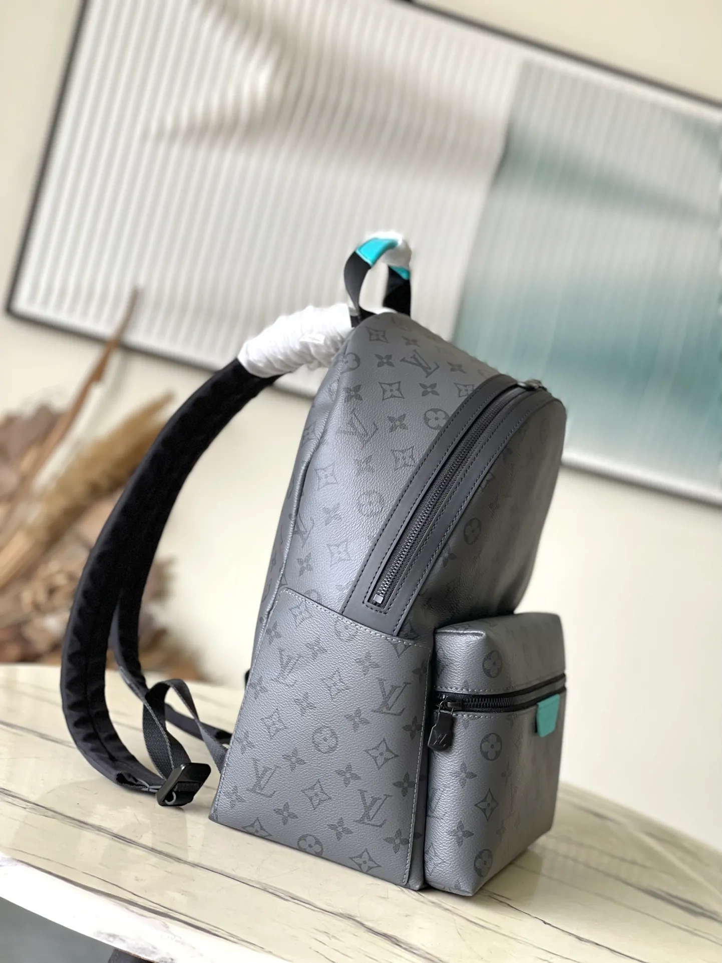 💰1020 Top Original M11641 This Discovery small backpack is made of dark Monogram Eclipse Reverse Jm canvas, and then the leather label, zipper edge and top handle are dip-dyed in bright colors. The zippered front pocket and open side pockets complete the details, making it a perfect choice for everyday carry. Dimensions: 29 × 38 × 20 cm