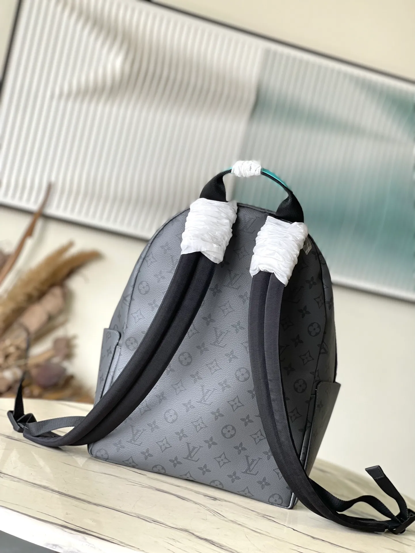 💰1020 Top Original M11641 This Discovery small backpack is made of dark Monogram Eclipse Reverse Jm canvas, and then the leather label, zipper edge and top handle are dip-dyed in bright colors. The zippered front pocket and open side pockets complete the details, making it a perfect choice for everyday carry. Dimensions: 29 × 38 × 20 cm