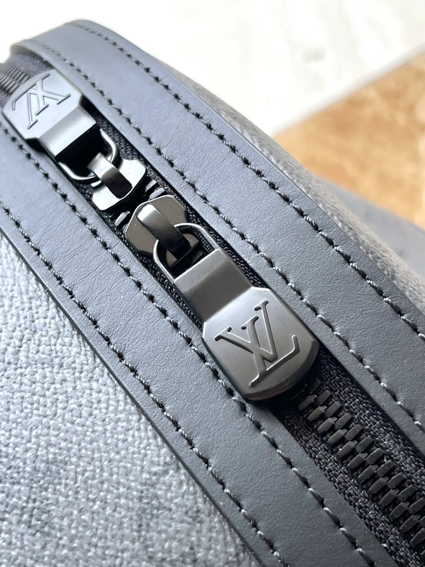 💰1020 Top Original M11641 This Discovery small backpack is made of dark Monogram Eclipse Reverse Jm canvas, and then the leather label, zipper edge and top handle are dip-dyed in bright colors. The zippered front pocket and open side pockets complete the details, making it a perfect choice for everyday carry. Dimensions: 29 × 38 × 20 cm