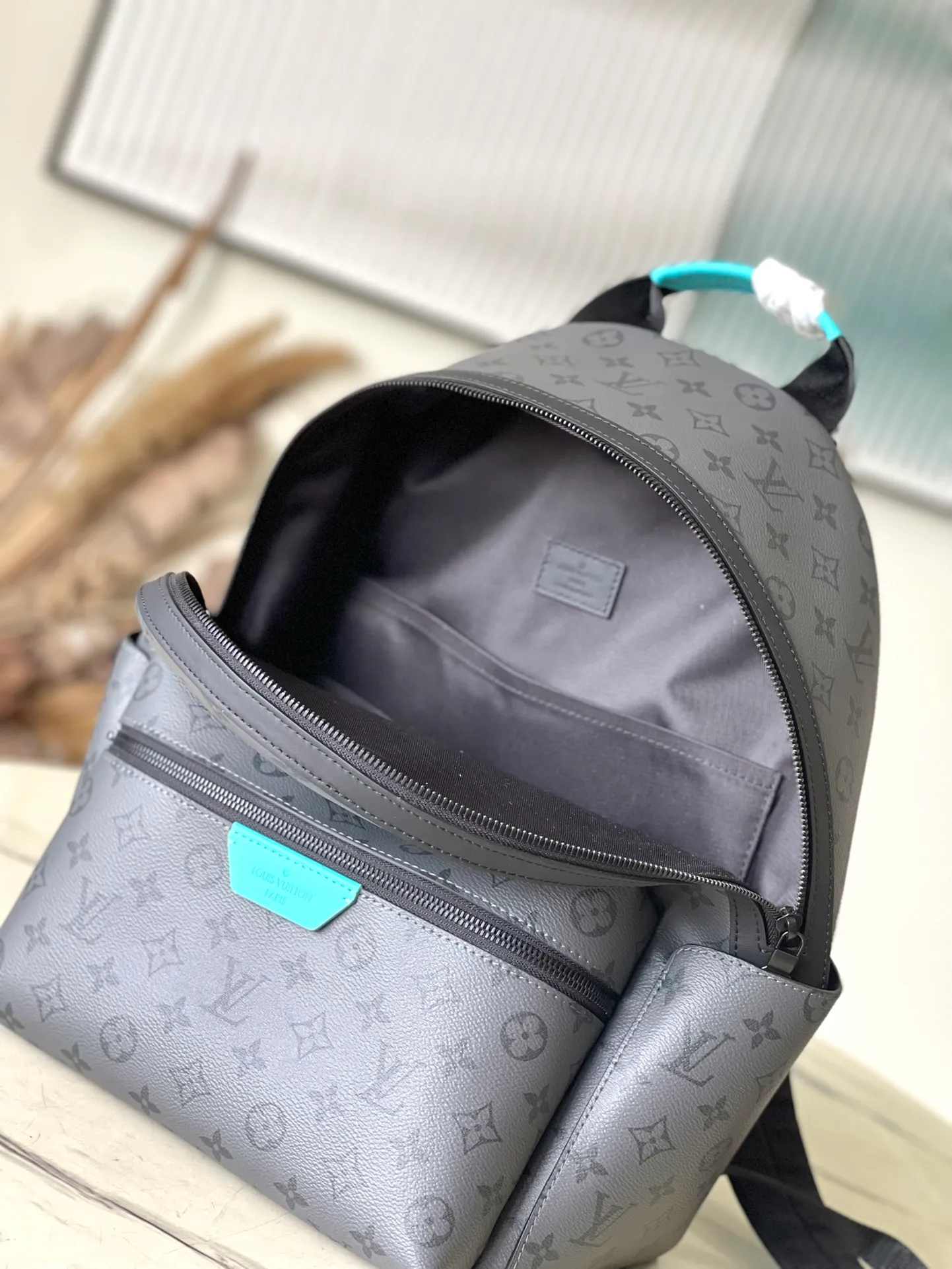 💰1020 Top Original M11641 This Discovery small backpack is made of dark Monogram Eclipse Reverse Jm canvas, and then the leather label, zipper edge and top handle are dip-dyed in bright colors. The zippered front pocket and open side pockets complete the details, making it a perfect choice for everyday carry. Dimensions: 29 × 38 × 20 cm