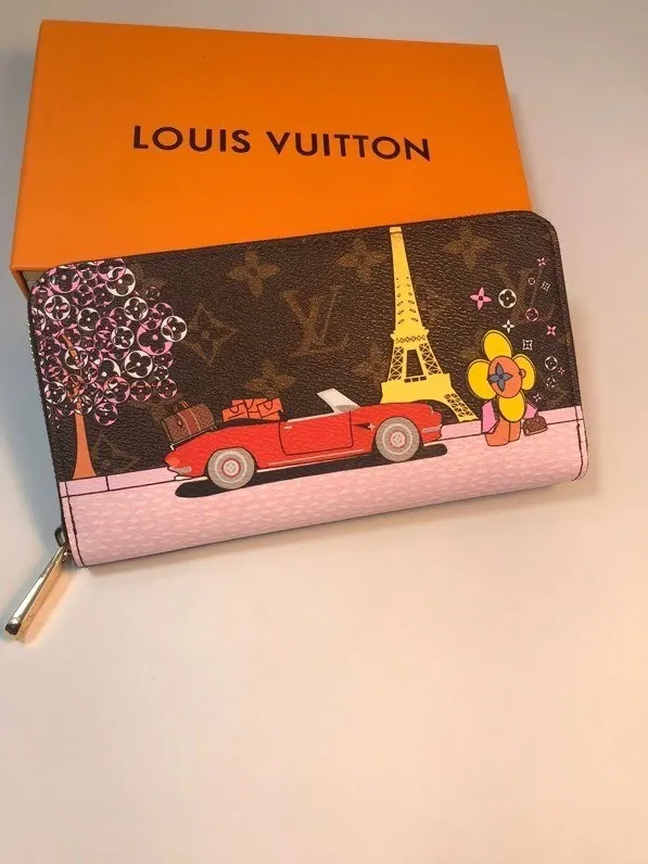 P150💰 M80857M60017 Japan limited wallet "Gibby Wallet", printed with Louis Vuitton's cute mascot "Vivian" illustration on single gram canvas. Brightly colored kites and cute mascots are combined, embellished with tiny single flowers. This is a collectible item that is perfect as a gift for those who love singles. Size: 19x 12.5x 3.0cm, 🎁🎁