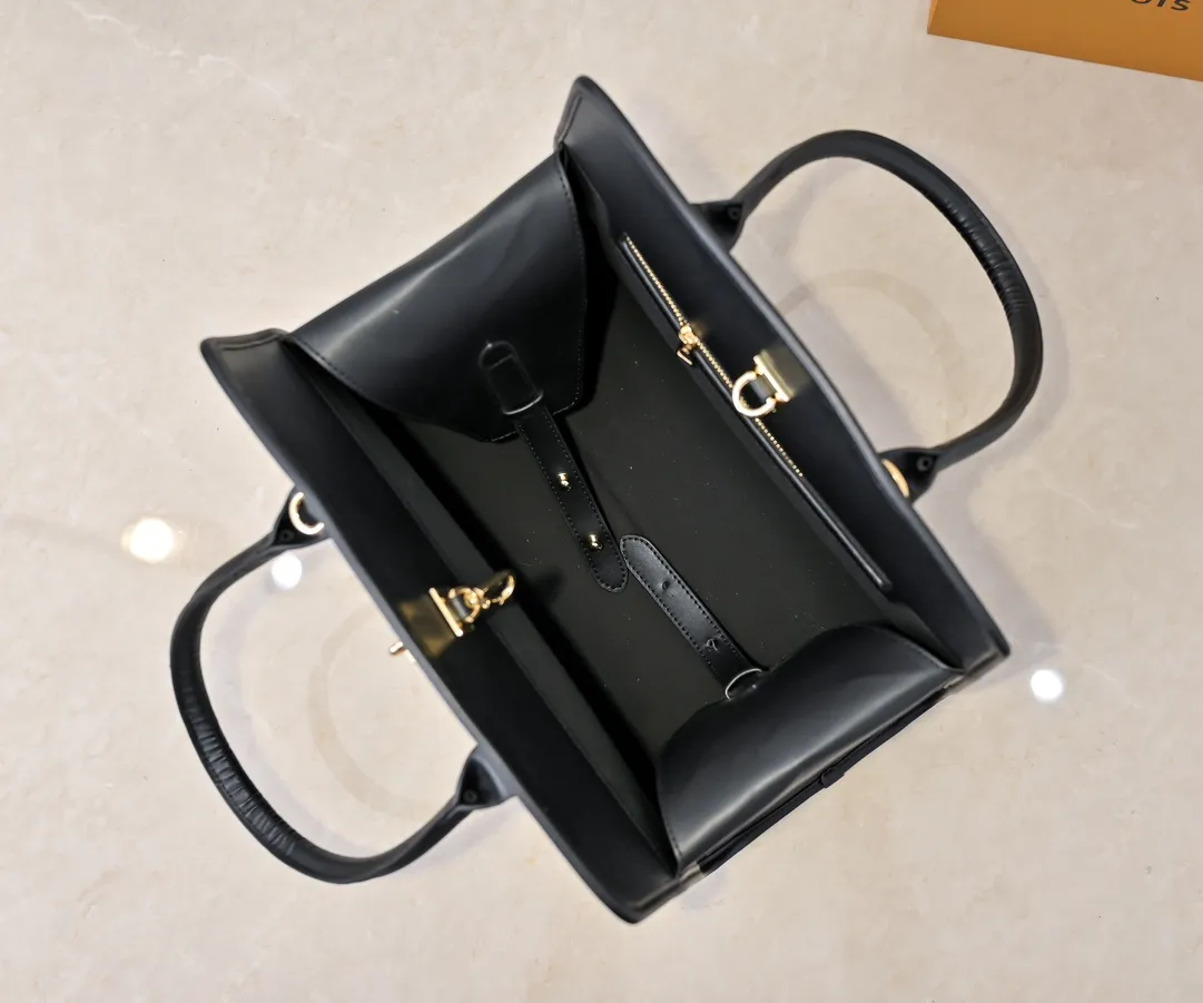 Batch 💰Small 360 💰Large 190 M12005 M12556 M12337 This large City Steamer handbag draws inspiration from the design of suitcases built for cruise ships in 1901, making its eye-catching appearance at the 2024 autumn and winter ready-to-wear show. Grained Millesime leather and shearling leather trims add seasonal flair, an embossed padlock and hot-stamped LV Circle logo add a modern twist, and a removable Monogram storage bag makes it easy to store valuables. Size: large size 35x42x21cm, small size 30x36x17