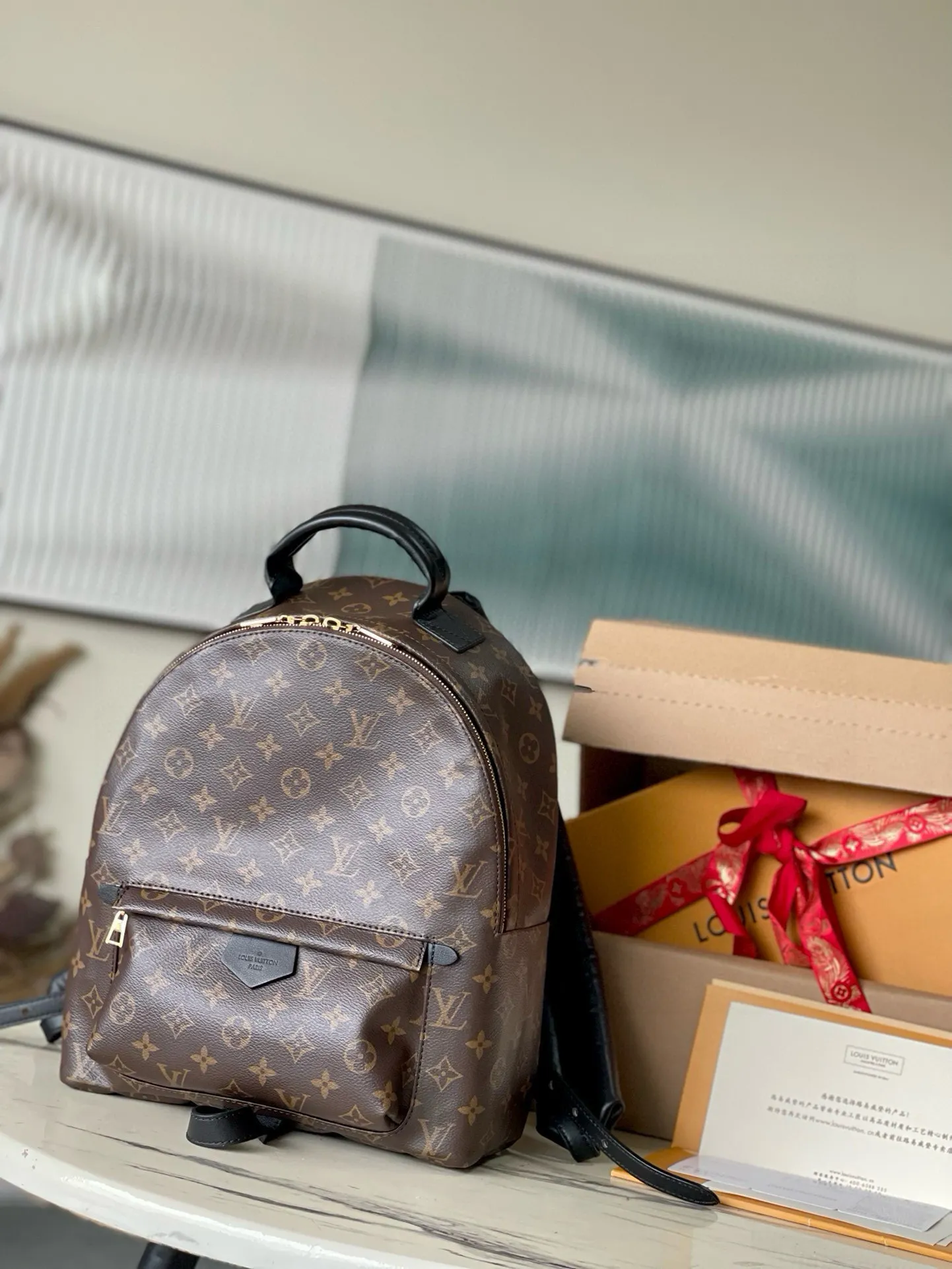 💰800 Top Original Order⭐️ New version of M44874 presbyopic MONOGRAM BACKPACK medium double backpack, which shined in the 2017 early spring series fashion show. This backpack has a fashionable style and strong functionality. It is the perfect choice for urban wanderers. It continues the extremely gorgeous appearance and reflects the unique LV characteristics in countless details. Fine decorations such as calfskin trim and engraved zipper pulls complement the loose and soft Monogram canvas. Size 28*33*16cm.