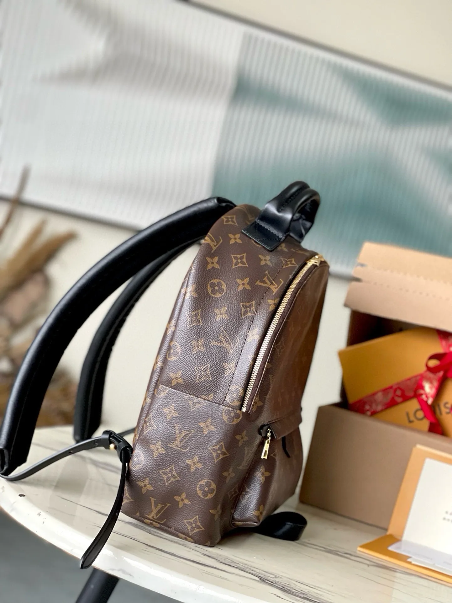 💰800 Top Original Order⭐️ New version of M44874 presbyopic MONOGRAM BACKPACK medium double backpack, which shined in the 2017 early spring series fashion show. This backpack has a fashionable style and strong functionality. It is the perfect choice for urban wanderers. It continues the extremely gorgeous appearance and reflects the unique LV characteristics in countless details. Fine decorations such as calfskin trim and engraved zipper pulls complement the loose and soft Monogram canvas. Size 28*33*16cm.