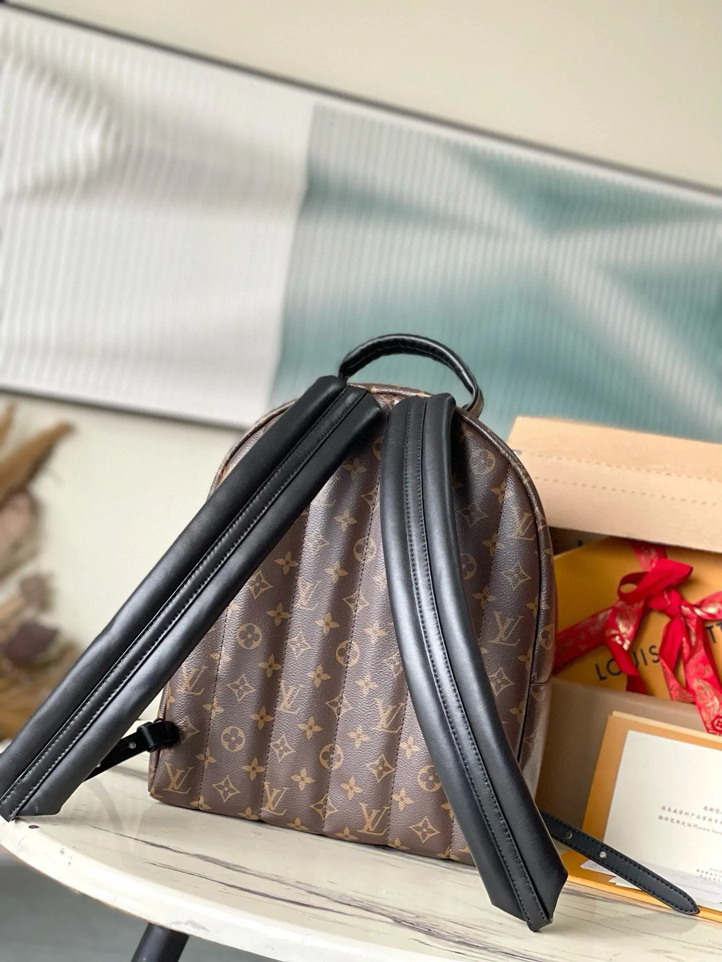 💰800 Top Original Order⭐️ New version of M44874 presbyopic MONOGRAM BACKPACK medium double backpack, which shined in the 2017 early spring series fashion show. This backpack has a fashionable style and strong functionality. It is the perfect choice for urban wanderers. It continues the extremely gorgeous appearance and reflects the unique LV characteristics in countless details. Fine decorations such as calfskin trim and engraved zipper pulls complement the loose and soft Monogram canvas. Size 28*33*16cm.