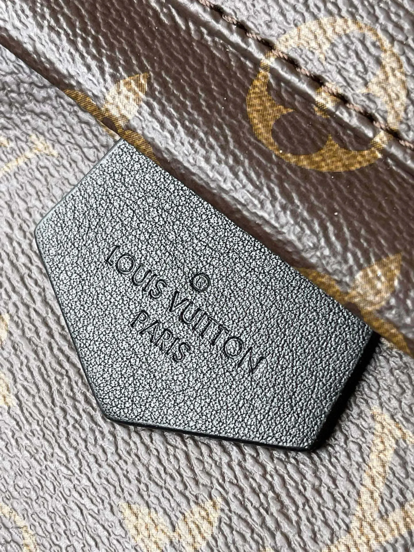 💰800 Top Original Order⭐️ New version of M44874 presbyopic MONOGRAM BACKPACK medium double backpack, which shined in the 2017 early spring series fashion show. This backpack has a fashionable style and strong functionality. It is the perfect choice for urban wanderers. It continues the extremely gorgeous appearance and reflects the unique LV characteristics in countless details. Fine decorations such as calfskin trim and engraved zipper pulls complement the loose and soft Monogram canvas. Size 28*33*16cm.