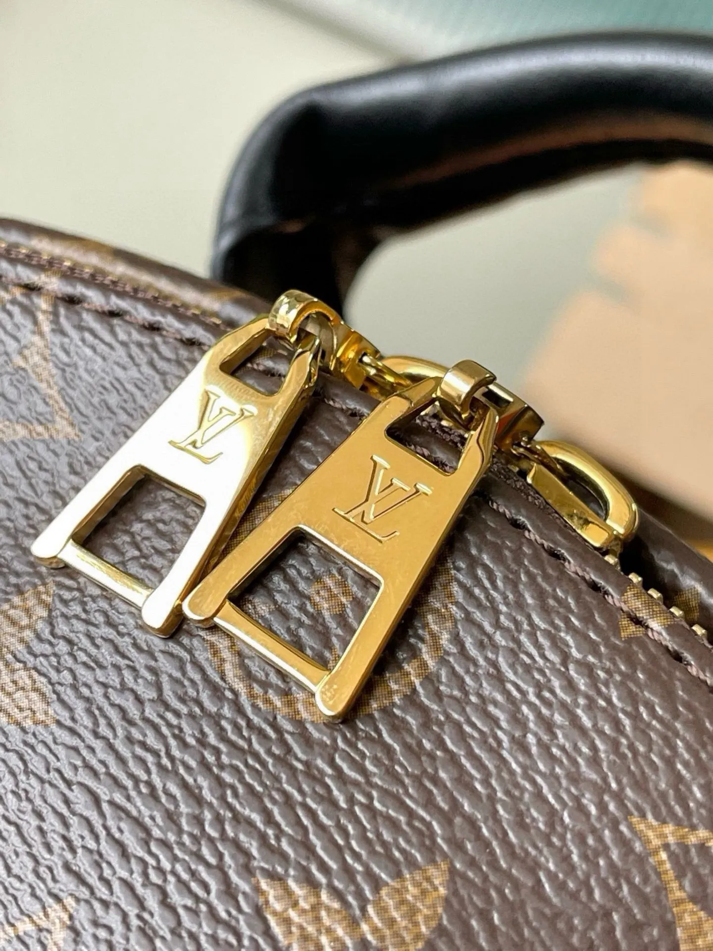 💰800 Top Original Order⭐️ New version of M44874 presbyopic MONOGRAM BACKPACK medium double backpack, which shined in the 2017 early spring series fashion show. This backpack has a fashionable style and strong functionality. It is the perfect choice for urban wanderers. It continues the extremely gorgeous appearance and reflects the unique LV characteristics in countless details. Fine decorations such as calfskin trim and engraved zipper pulls complement the loose and soft Monogram canvas. Size 28*33*16cm.