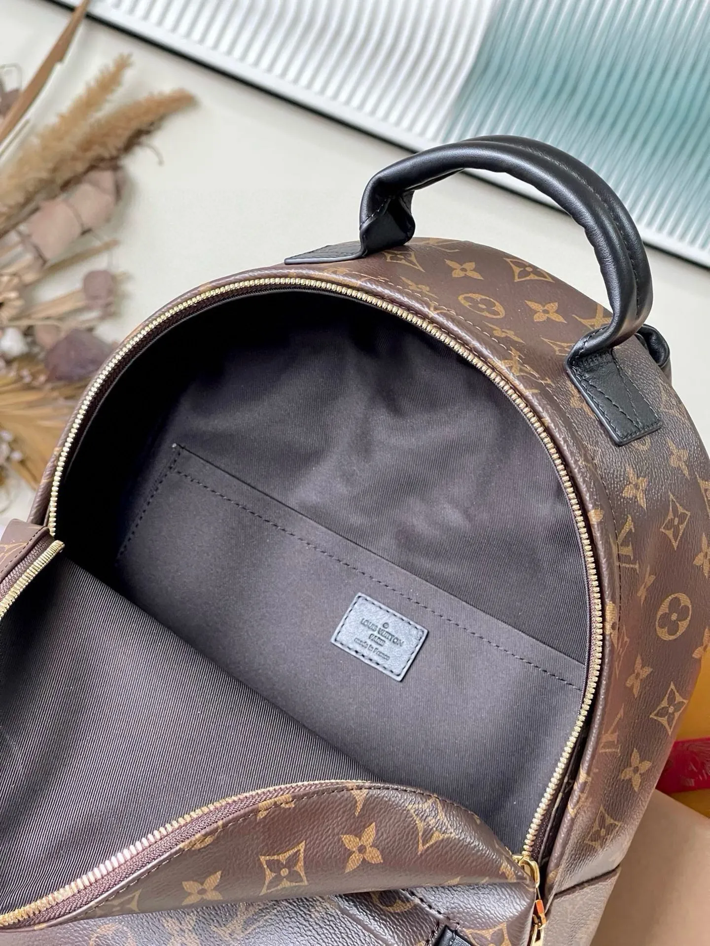 💰800 Top Original Order⭐️ New version of M44874 presbyopic MONOGRAM BACKPACK medium double backpack, which shined in the 2017 early spring series fashion show. This backpack has a fashionable style and strong functionality. It is the perfect choice for urban wanderers. It continues the extremely gorgeous appearance and reflects the unique LV characteristics in countless details. Fine decorations such as calfskin trim and engraved zipper pulls complement the loose and soft Monogram canvas. Size 28*33*16cm.