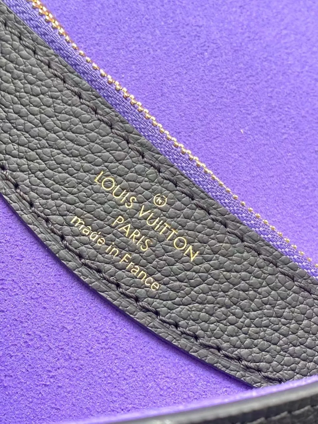 💰1100 (top layer leather) top original order M46386 This Diane handbag depicts the classic Monogram pattern on Epi leather, which contrasts with the dazzling metal parts, making it a sophisticated choice for daily companionship. The perfect size makes it easy to store your daily needs, the zippered interior pocket adds functionality, and the detachable contrast fabric shoulder strap allows for a variety of carrying methods. Dimensions: 24 × 15 × 9cm