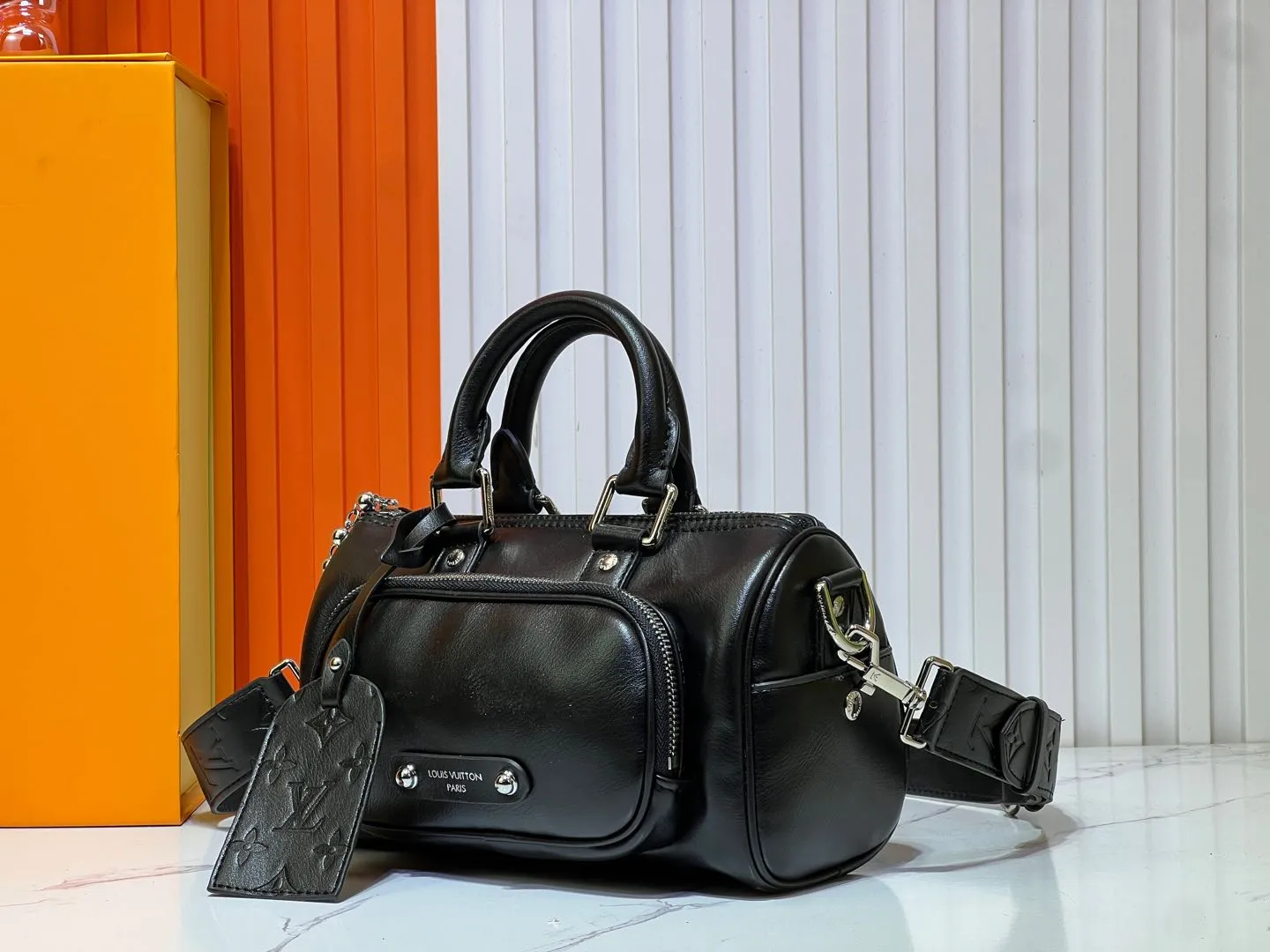Batch 260💰Upgraded original M13988 full leather black M12627 khaki presbyopia, black grass green 46271 black flower This Keepall Bandoulière 25 handbag is made of grain leather with suede details and distressed metal parts. The Monogram canvas outer bag is opened with a cord zipper puller, making it easy to access and place your belongings. Removable and adjustable leather shoulder strap provides comfortable shoulder carrying experience. Length, height and width: 25x15x11cm