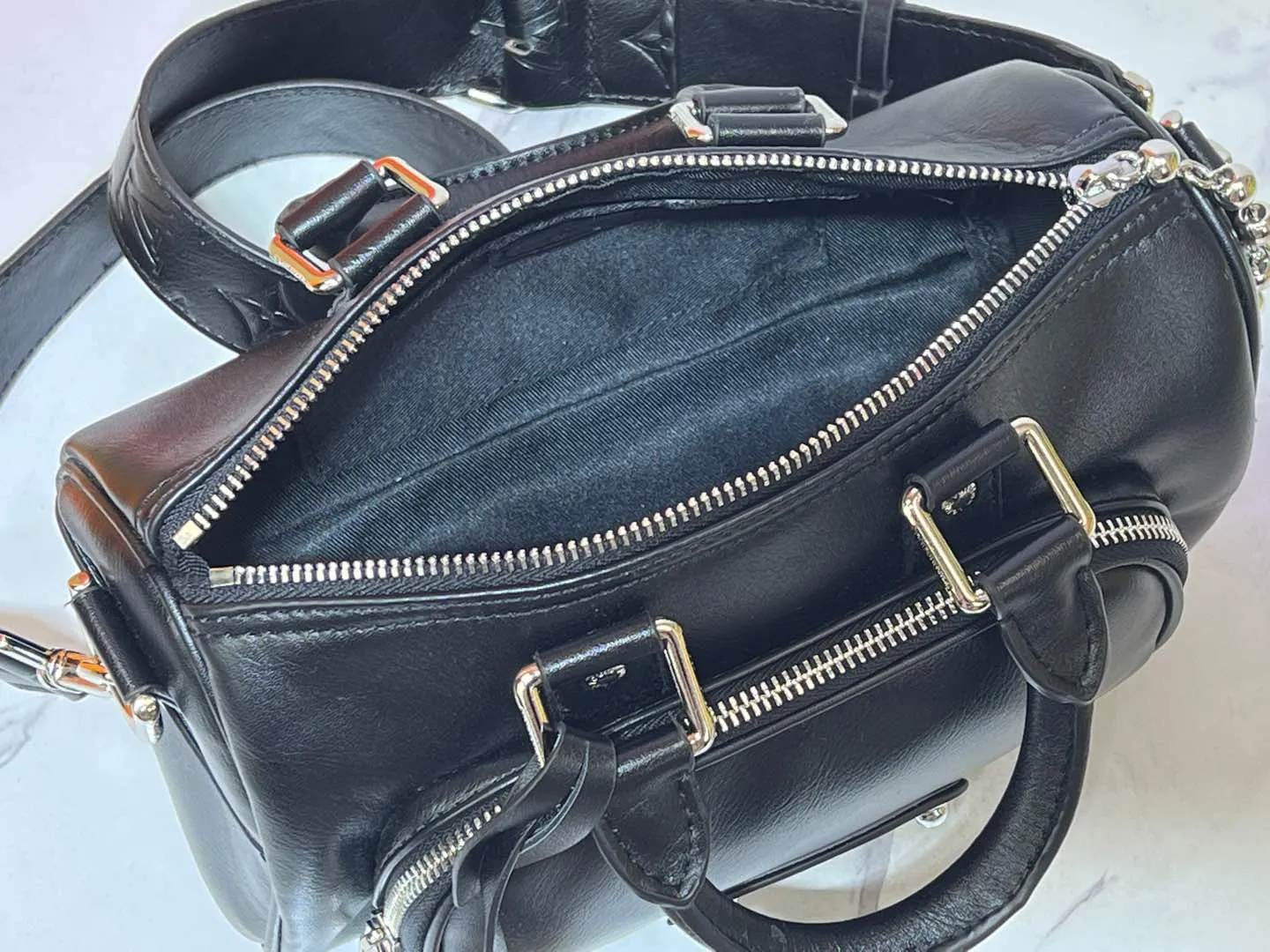 Batch 260💰Upgraded original M13988 full leather black M12627 khaki presbyopia, black grass green 46271 black flower This Keepall Bandoulière 25 handbag is made of grain leather with suede details and distressed metal parts. The Monogram canvas outer bag is opened with a cord zipper puller, making it easy to access and place your belongings. Removable and adjustable leather shoulder strap provides comfortable shoulder carrying experience. Length, height and width: 25x15x11cm