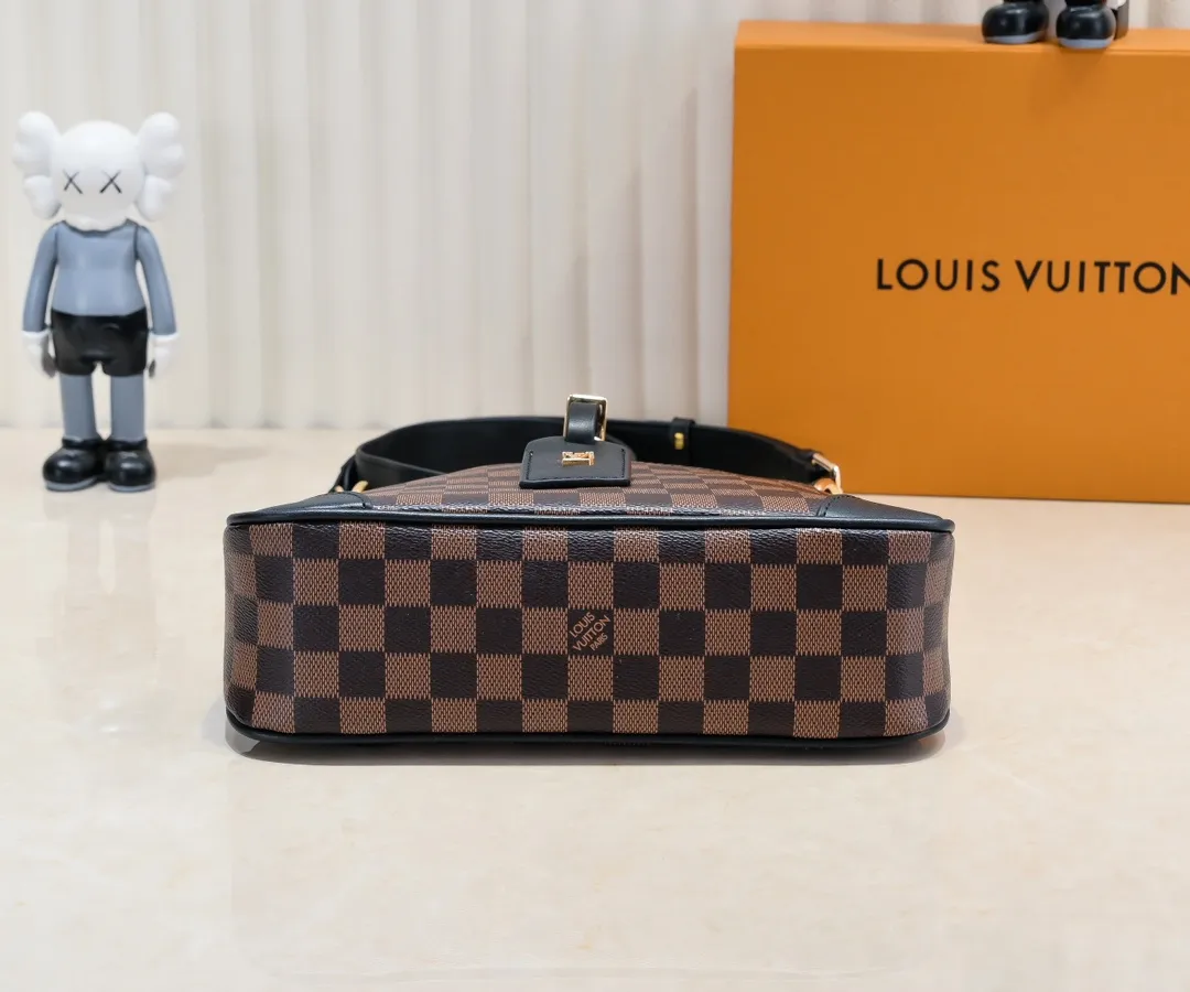 💰Large 300💰💰Small 280💰Upgraded from the original M45353 M45354 M45355 A new Odeon medium and small handbag is launched in the autumn and winter of 2020, using Monogram canvas and reinforced leather corners to convey a retro feel. The adjustable shoulder strap makes it easy to carry on the shoulder or across the body, and the zipper allows easy access to your belongings. Monogram coated canvas Semi-distressed vegetable tanned leather Natural cowhide and colorful cowhide trim Textile lining Metal hardware Leather corners Shoulder strap loops Double zip closure External patch pocket with magnetic closure