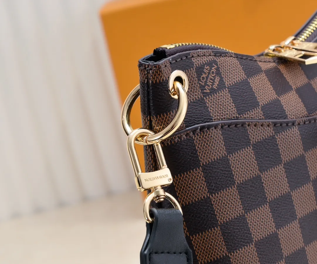 💰Large 300💰💰Small 280💰Upgraded from the original M45353 M45354 M45355 A new Odeon medium and small handbag is launched in the autumn and winter of 2020, using Monogram canvas and reinforced leather corners to convey a retro feel. The adjustable shoulder strap makes it easy to carry on the shoulder or across the body, and the zipper allows easy access to your belongings. Monogram coated canvas Semi-distressed vegetable tanned leather Natural cowhide and colorful cowhide trim Textile lining Metal hardware Leather corners Shoulder strap loops Double zip closure External patch pocket with magnetic closure