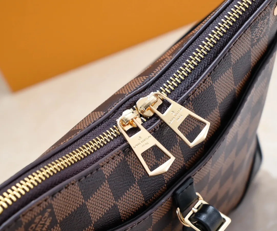 💰Large 300💰💰Small 280💰Upgraded from the original M45353 M45354 M45355 A new Odeon medium and small handbag is launched in the autumn and winter of 2020, using Monogram canvas and reinforced leather corners to convey a retro feel. The adjustable shoulder strap makes it easy to carry on the shoulder or across the body, and the zipper allows easy access to your belongings. Monogram coated canvas Semi-distressed vegetable tanned leather Natural cowhide and colorful cowhide trim Textile lining Metal hardware Leather corners Shoulder strap loops Double zip closure External patch pocket with magnetic closure