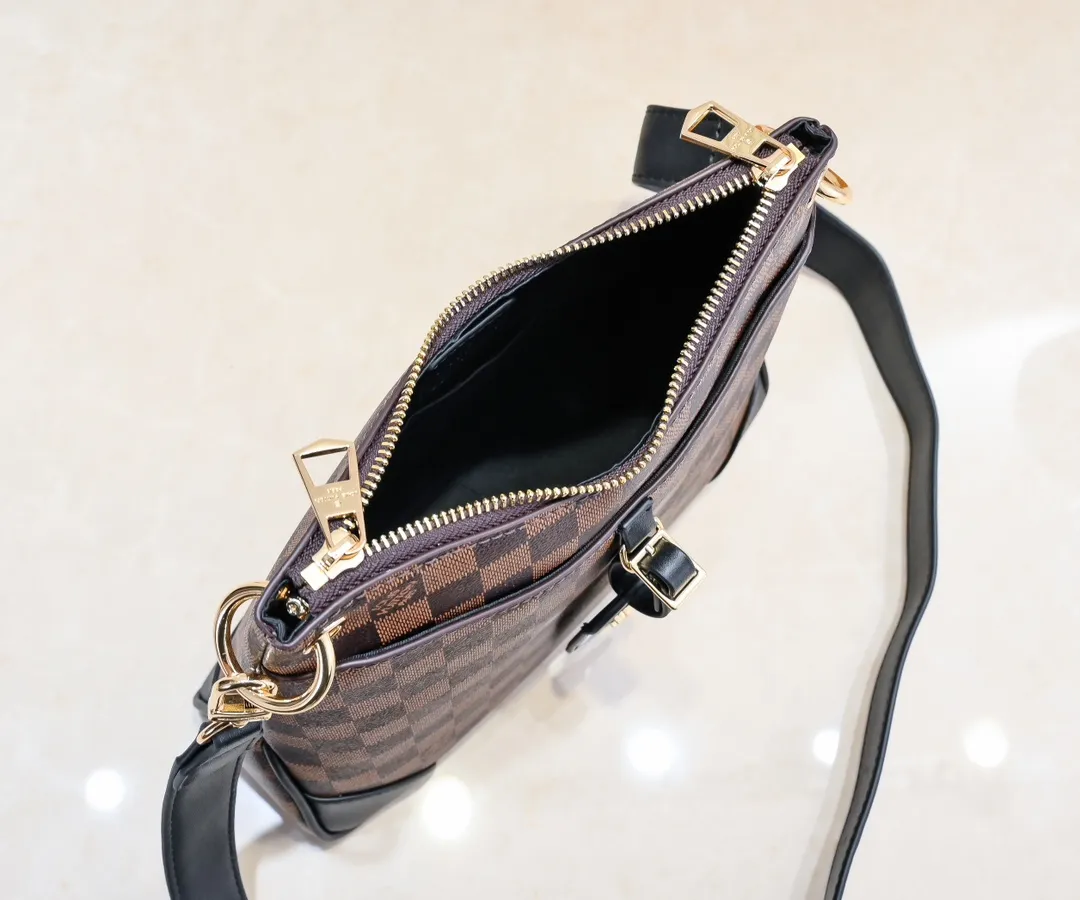 💰Large 300💰💰Small 280💰Upgraded from the original M45353 M45354 M45355 A new Odeon medium and small handbag is launched in the autumn and winter of 2020, using Monogram canvas and reinforced leather corners to convey a retro feel. The adjustable shoulder strap makes it easy to carry on the shoulder or across the body, and the zipper allows easy access to your belongings. Monogram coated canvas Semi-distressed vegetable tanned leather Natural cowhide and colorful cowhide trim Textile lining Metal hardware Leather corners Shoulder strap loops Double zip closure External patch pocket with magnetic closure