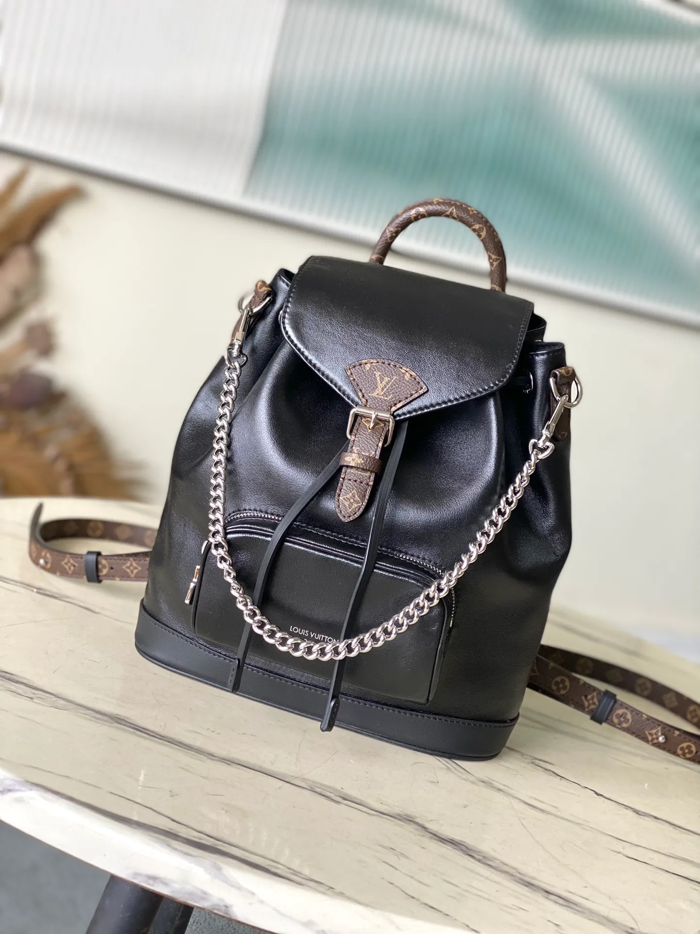 💰1260 (top layer leather) top original order M12587 This Montsouris small backpack is made of shiny sheep leather with Monogram details, which cleverly expresses the identity of the LVVbe series. The Louis Vuitton archive buckle and leather drawstring enrich the functional design, and the chic metal hardware is the finishing touch. A zippered front pocket keeps small items safe and secure. Dimensions: 28 × 30 × 18 cm