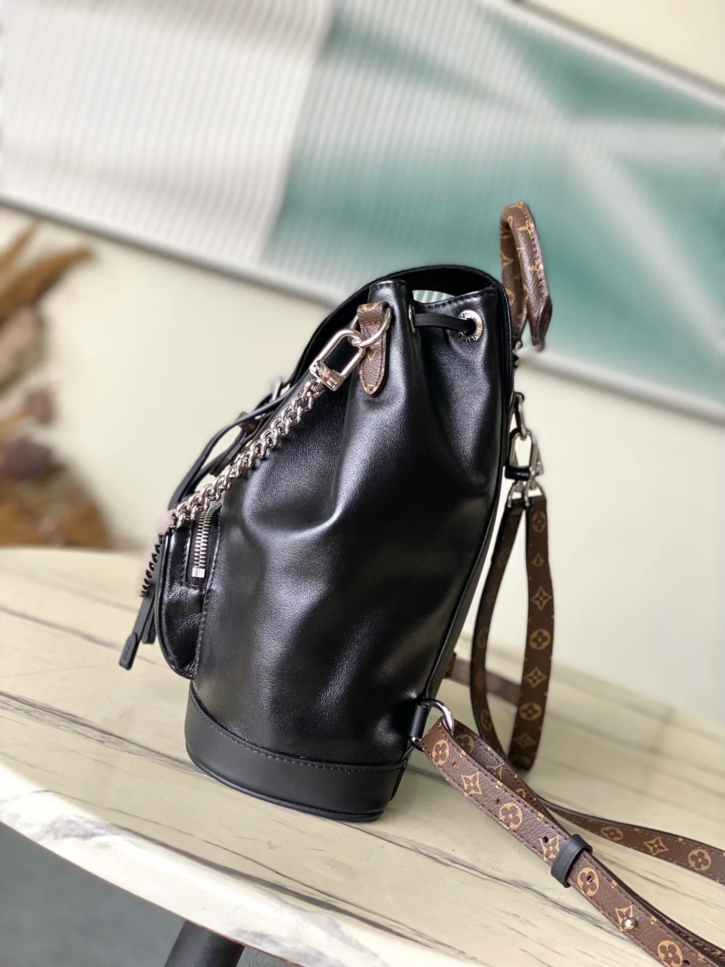 💰1260 (top layer leather) top original order M12587 This Montsouris small backpack is made of shiny sheep leather with Monogram details, which cleverly expresses the identity of the LVVbe series. The Louis Vuitton archive buckle and leather drawstring enrich the functional design, and the chic metal hardware is the finishing touch. A zippered front pocket keeps small items safe and secure. Dimensions: 28 × 30 × 18 cm