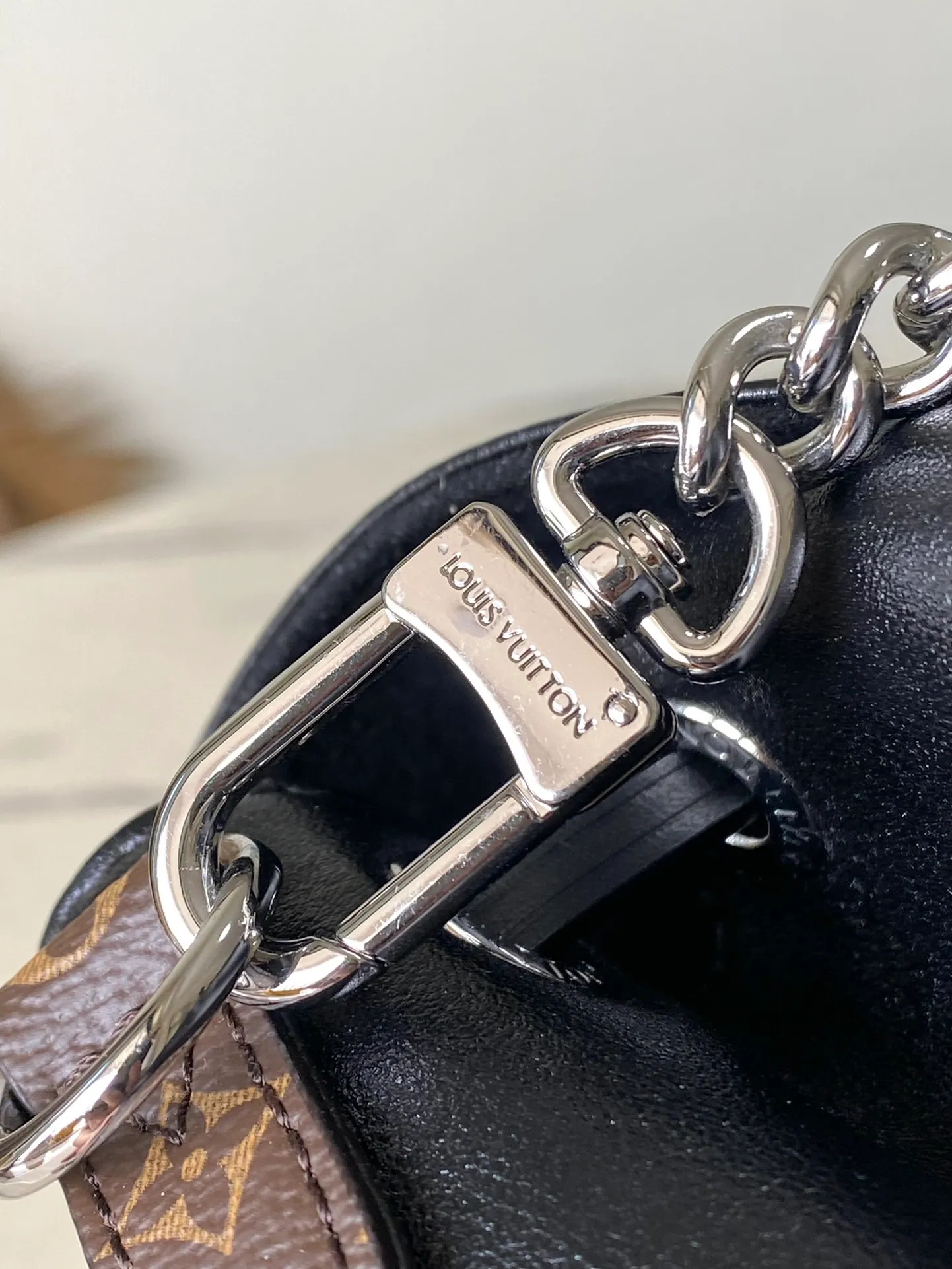 💰1260 (top layer leather) top original order M12587 This Montsouris small backpack is made of shiny sheep leather with Monogram details, which cleverly expresses the identity of the LVVbe series. The Louis Vuitton archive buckle and leather drawstring enrich the functional design, and the chic metal hardware is the finishing touch. A zippered front pocket keeps small items safe and secure. Dimensions: 28 × 30 × 18 cm