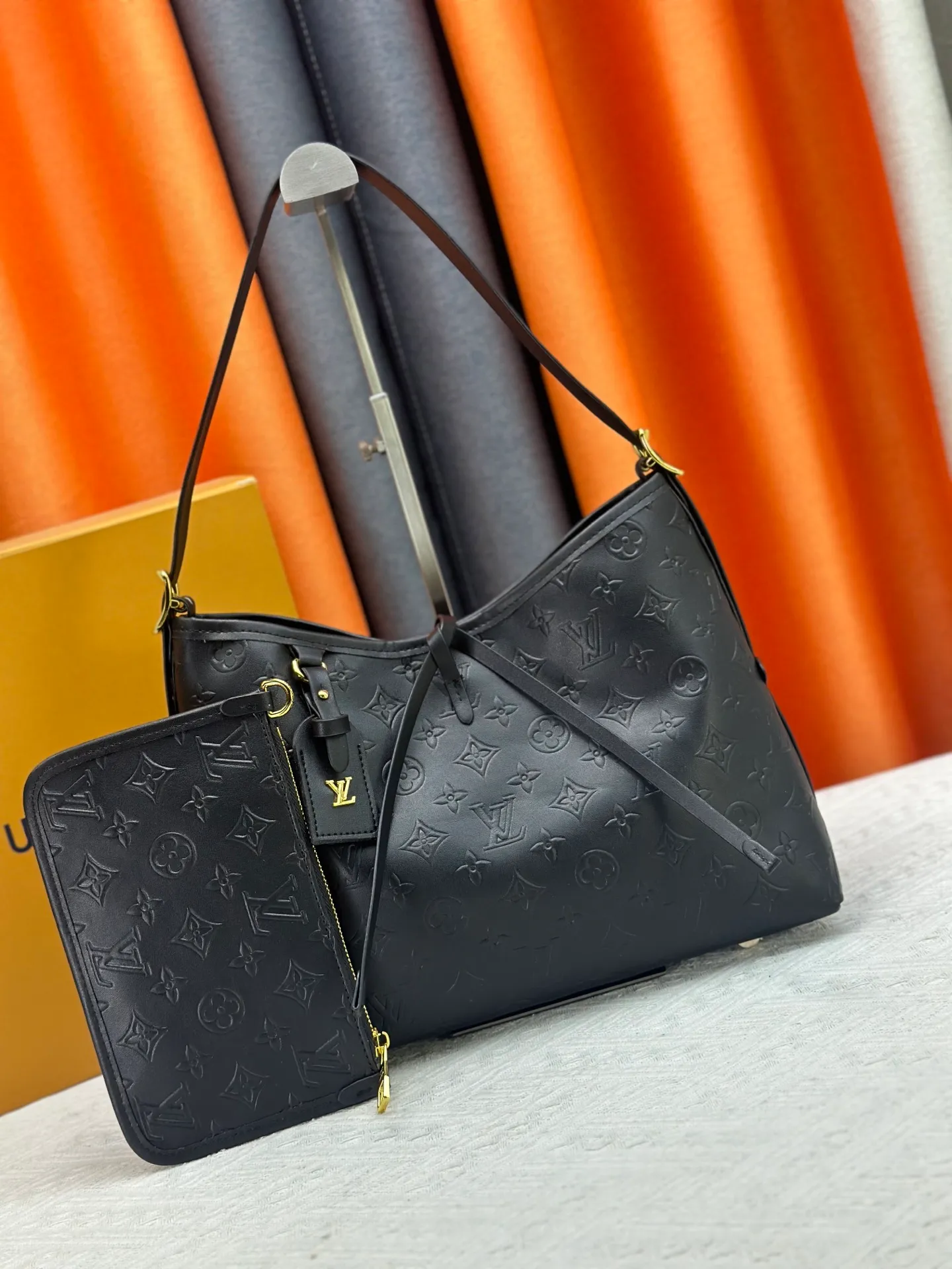P260 Upgraded original [CarryAll small handbag] M46289 M46288 M46293 M46203 small handbag is made of Monogram canvas and leather trim, making it a personal companion for urban life. The generous construction has a neat interior and a large interior pocket adds a functional element. Monogram canvas zippered clutch secured with leather strap. Dimensions: Small 29x24x12 cm