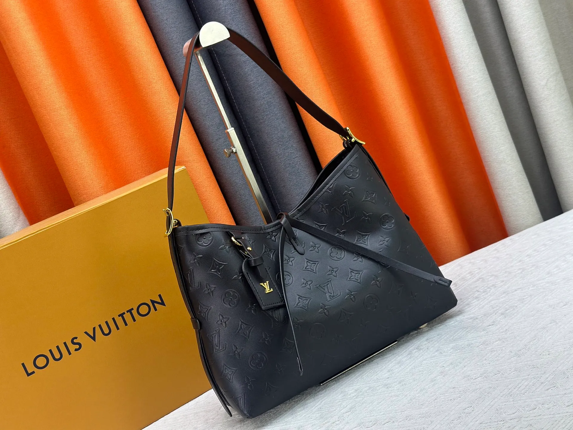 P260 Upgraded original [CarryAll small handbag] M46289 M46288 M46293 M46203 small handbag is made of Monogram canvas and leather trim, making it a personal companion for urban life. The generous construction has a neat interior and a large interior pocket adds a functional element. Monogram canvas zippered clutch secured with leather strap. Dimensions: Small 29x24x12 cm