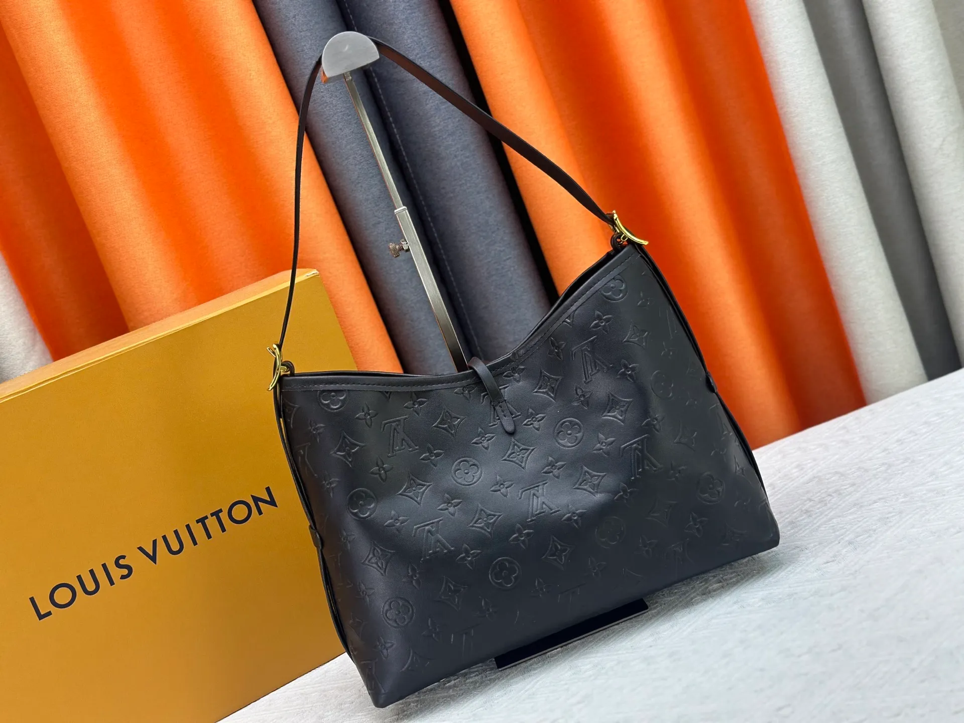 P260 Upgraded original [CarryAll small handbag] M46289 M46288 M46293 M46203 small handbag is made of Monogram canvas and leather trim, making it a personal companion for urban life. The generous construction has a neat interior and a large interior pocket adds a functional element. Monogram canvas zippered clutch secured with leather strap. Dimensions: Small 29x24x12 cm