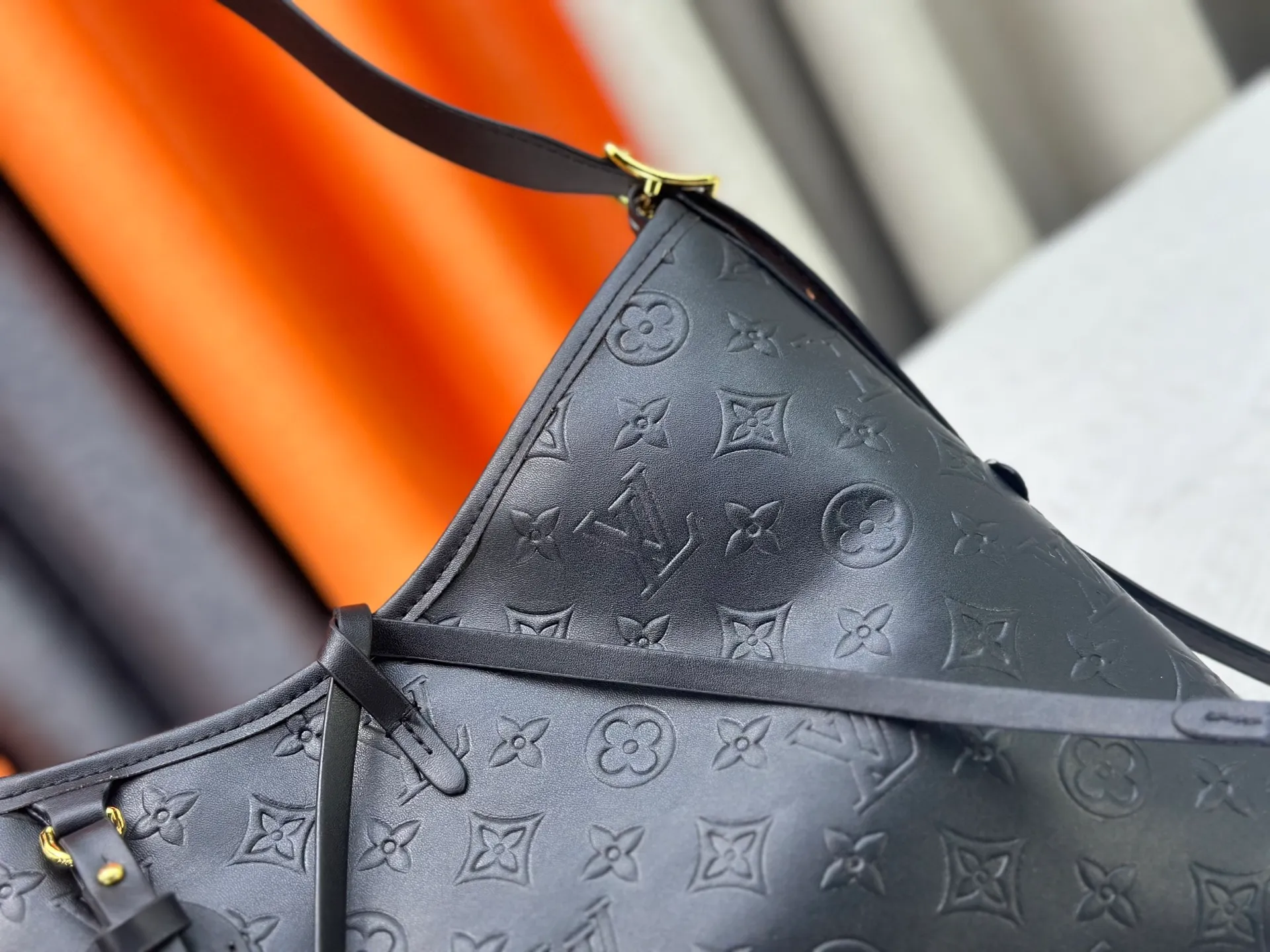P260 Upgraded original [CarryAll small handbag] M46289 M46288 M46293 M46203 small handbag is made of Monogram canvas and leather trim, making it a personal companion for urban life. The generous construction has a neat interior and a large interior pocket adds a functional element. Monogram canvas zippered clutch secured with leather strap. Dimensions: Small 29x24x12 cm