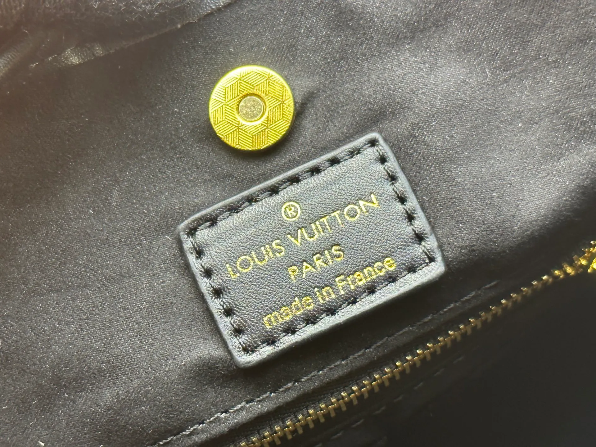 P260 Upgraded original [CarryAll small handbag] M46289 M46288 M46293 M46203 small handbag is made of Monogram canvas and leather trim, making it a personal companion for urban life. The generous construction has a neat interior and a large interior pocket adds a functional element. Monogram canvas zippered clutch secured with leather strap. Dimensions: Small 29x24x12 cm
