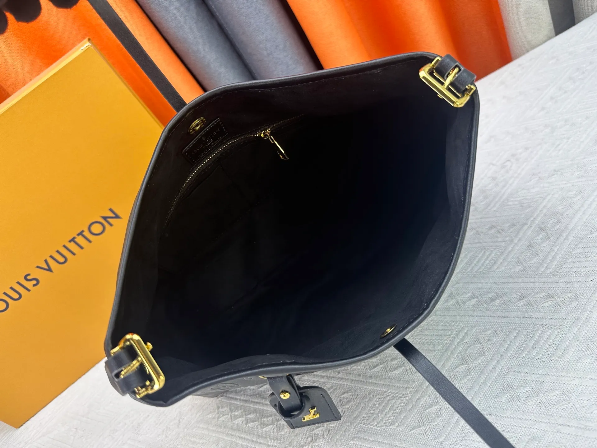 P260 Upgraded original [CarryAll small handbag] M46289 M46288 M46293 M46203 small handbag is made of Monogram canvas and leather trim, making it a personal companion for urban life. The generous construction has a neat interior and a large interior pocket adds a functional element. Monogram canvas zippered clutch secured with leather strap. Dimensions: Small 29x24x12 cm