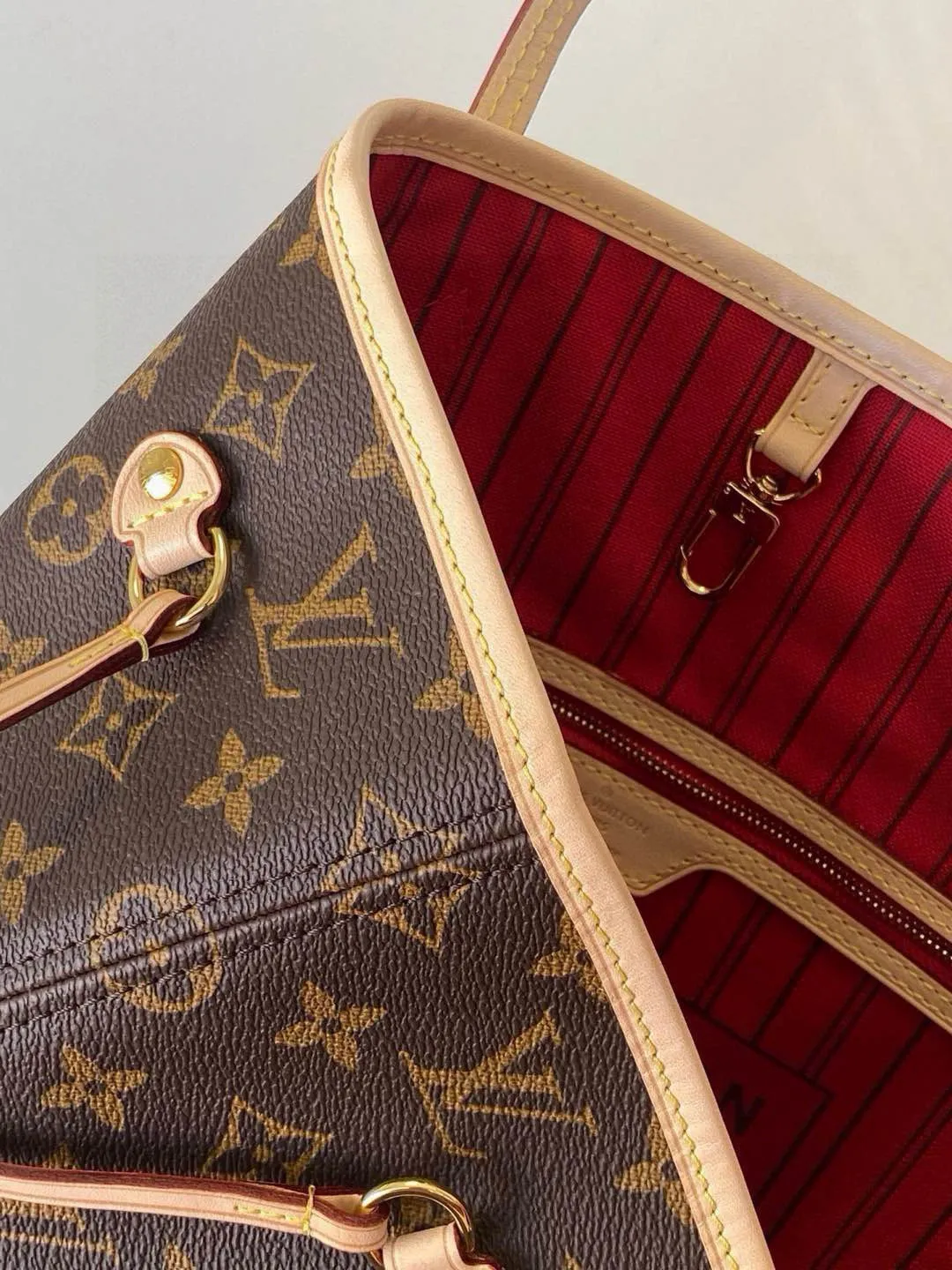 💰760 (medium steel nails) top original order M41177 NEVERFULL medium handbag Neverfull classic handbag, explore the exquisite details inside the bag. The redesigned interior pockets feature a fresh fabric lining, especially the detachable zippered clutch, which can be used alone as a sophisticated clutch or as an additional pocket. Bright lining tones add a more lively feel to Monogram's classic canvas. Detailed features 31 x 28 x 14 cm (Length x Height x Width) Redesigned interior pocket with details inspired by the Louis Vuitton archives Pocket lined with linen fabric Removable zipped clutch with tonal interior pocket Natural cowhide leather trim Shiny gold-tone hardware Handles: Double handle