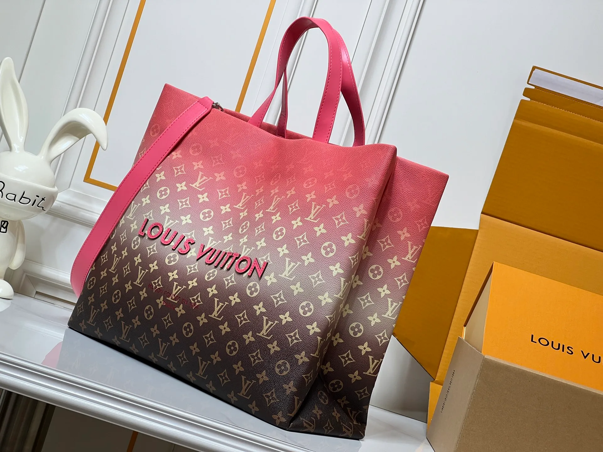 Batch 320💰M24457 Gradient pink blue plaid yellow plaid gradient blue presbyopic plaid gradient purple grass green pink black orange blue green gray presbyopic plaid black crocodile pattern orange crocodile pattern This Shopper medium handbag draws inspiration from Louis Vuitton shopping bags, expressing Louis Vuitton and Maison Fondée En 1854 in soft cow leather Lettering, top handle and removable shoulder strap. Dimensions: 42x34x16cm