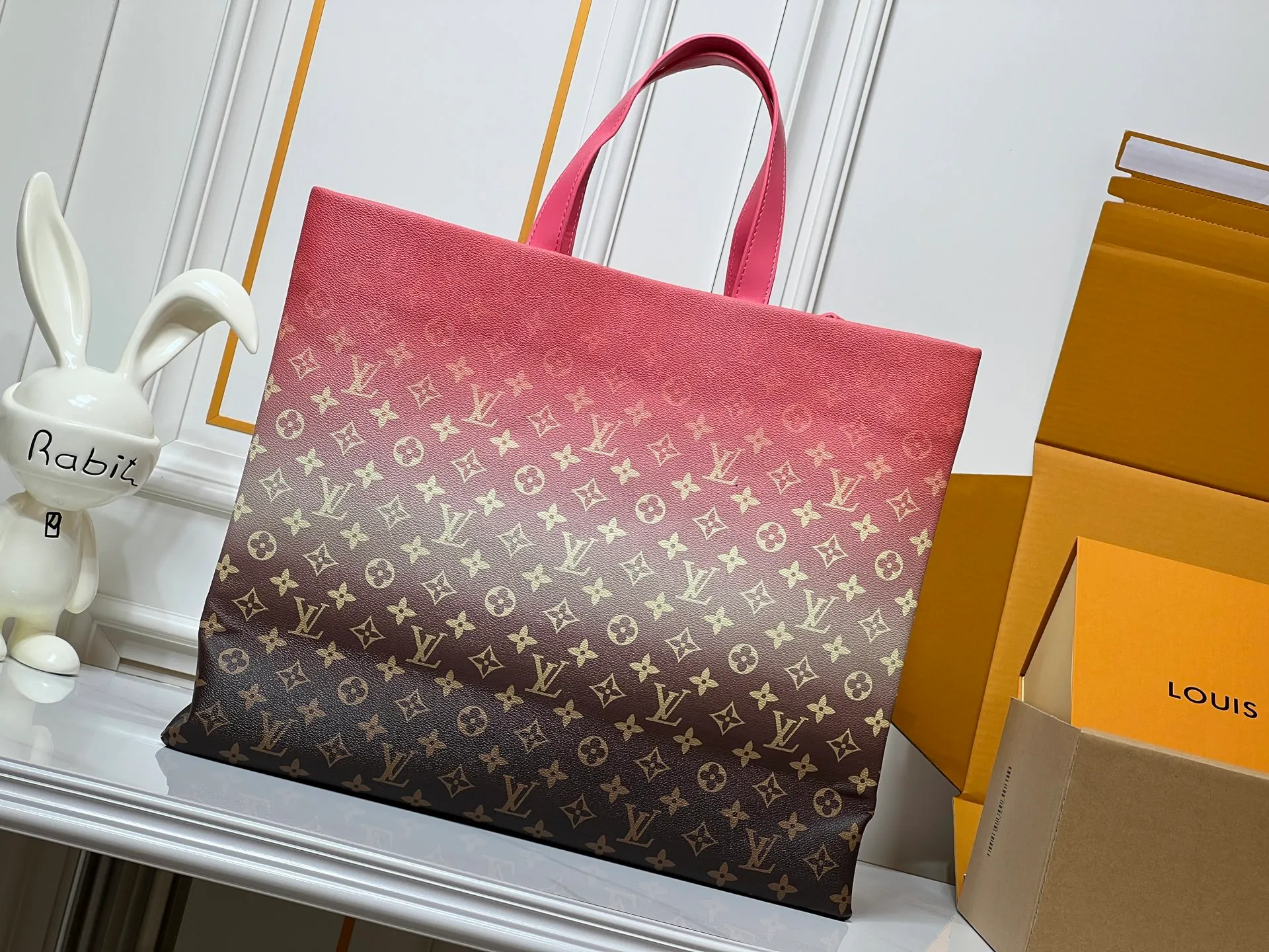 Batch 320💰M24457 Gradient pink blue plaid yellow plaid gradient blue presbyopic plaid gradient purple grass green pink black orange blue green gray presbyopic plaid black crocodile pattern orange crocodile pattern This Shopper medium handbag draws inspiration from Louis Vuitton shopping bags, expressing Louis Vuitton and Maison Fondée En 1854 in soft cow leather Lettering, top handle and removable shoulder strap. Dimensions: 42x34x16cm