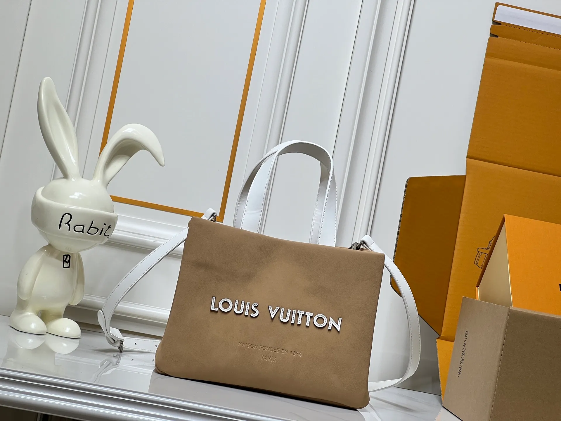 Batch 260💰M13940 Khaki Color Check Black Check Presbyopia Orange Black Green Pink PHARREL and NIGO collection's joint series top original order This Shopper medium handbag draws inspiration from Louis Vuitton shopping bags, with the words Louis Vuitton and Maison Fondée En 1854 written on soft cow leather, with a top handle and a detachable shoulder strap. 25x19x11 • Cow leather • Cow leather trim • Textile lining • Metal hardware • Musketon closure • Main compartment • Zip pocket • Double patch pockets • Handles: Double handle
