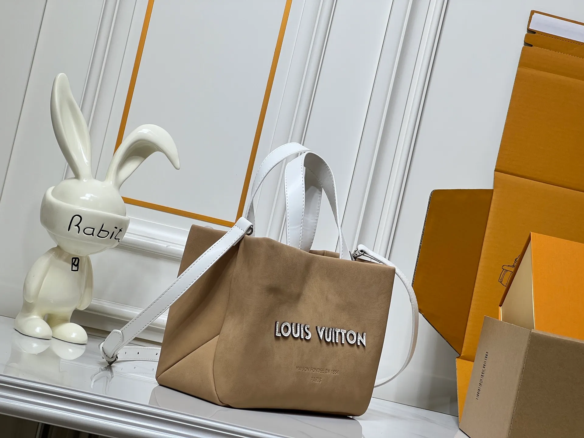 Batch 260💰M13940 Khaki Color Check Black Check Presbyopia Orange Black Green Pink PHARREL and NIGO collection's joint series top original order This Shopper medium handbag draws inspiration from Louis Vuitton shopping bags, with the words Louis Vuitton and Maison Fondée En 1854 written on soft cow leather, with a top handle and a detachable shoulder strap. 25x19x11 • Cow leather • Cow leather trim • Textile lining • Metal hardware • Musketon closure • Main compartment • Zip pocket • Double patch pockets • Handles: Double handle