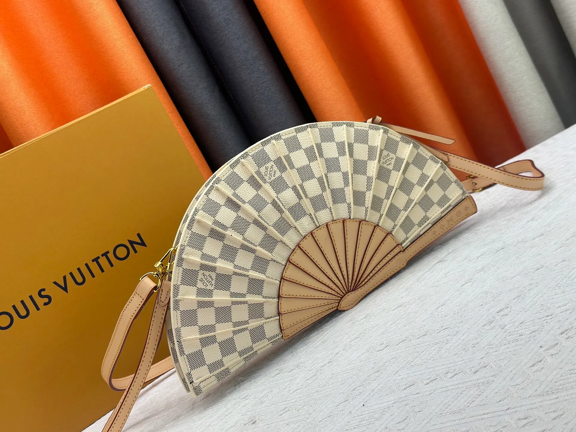 P380 upgrades the original M14804 LV Fan handbag, which is made of Monogram canvas. It appears on the 2025 spring and summer show with a unique design, making it a collector's choice. The leather is embellished with Monogram floral details and can be carried by hand or on the shoulder.  Dimensions: 𝟑𝟕.𝟎 𝐱 𝟏𝟗.𝟎 𝐱 𝟔.𝟎 cm (Length 𝐱 Height 𝐱 Width)