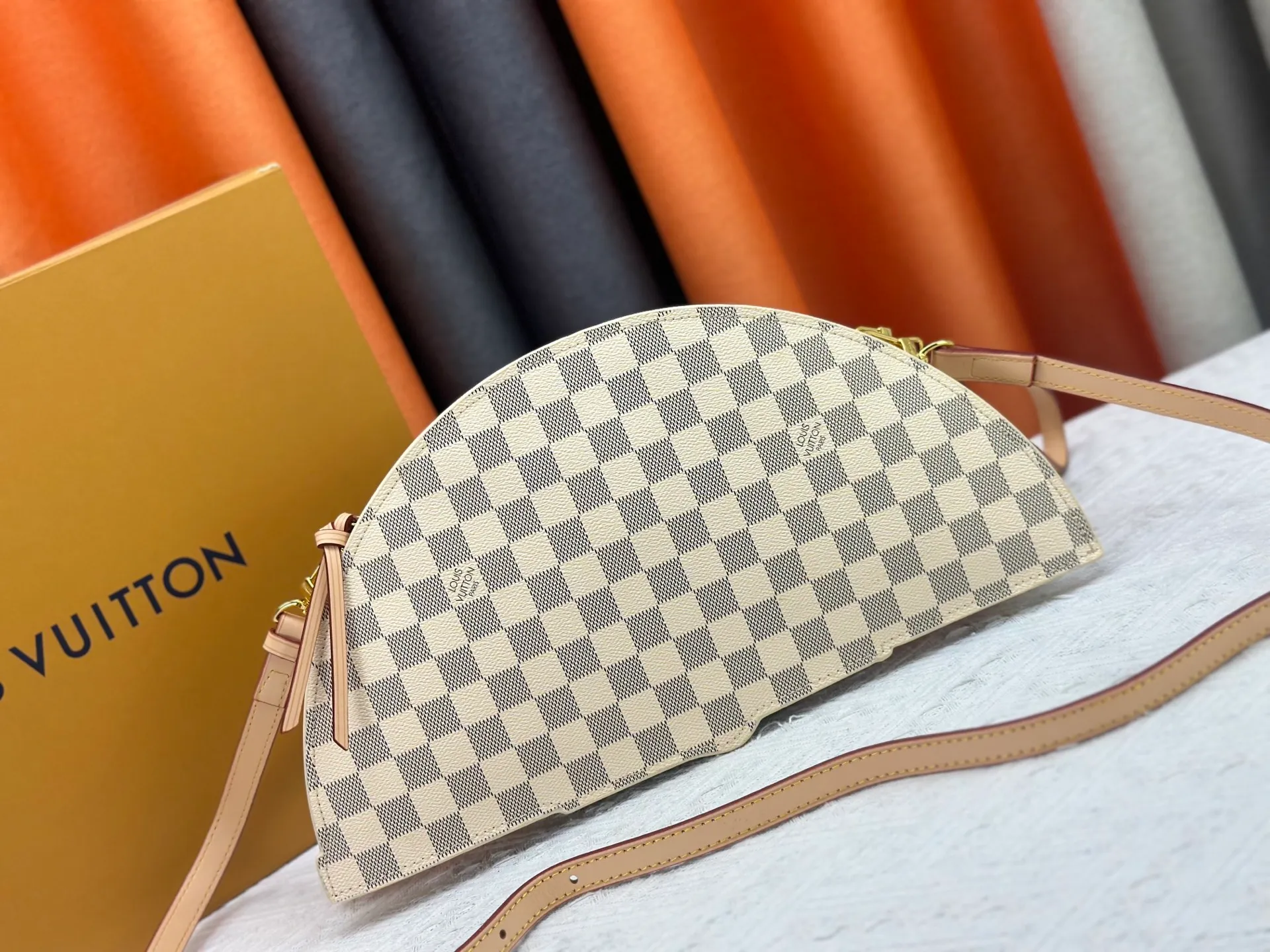 P380 upgrades the original M14804 LV Fan handbag, which is made of Monogram canvas. It appears on the 2025 spring and summer show with a unique design, making it a collector's choice. The leather is embellished with Monogram floral details and can be carried by hand or on the shoulder.  Dimensions: 𝟑𝟕.𝟎 𝐱 𝟏𝟗.𝟎 𝐱 𝟔.𝟎 cm (Length 𝐱 Height 𝐱 Width)