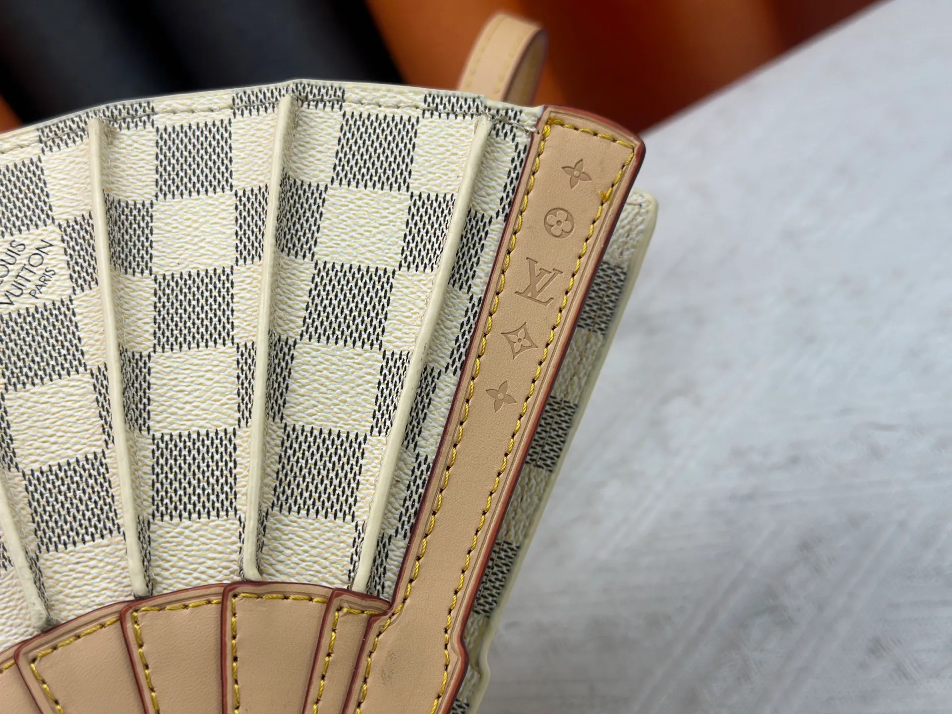P380 upgrades the original M14804 LV Fan handbag, which is made of Monogram canvas. It appears on the 2025 spring and summer show with a unique design, making it a collector's choice. The leather is embellished with Monogram floral details and can be carried by hand or on the shoulder.  Dimensions: 𝟑𝟕.𝟎 𝐱 𝟏𝟗.𝟎 𝐱 𝟔.𝟎 cm (Length 𝐱 Height 𝐱 Width)