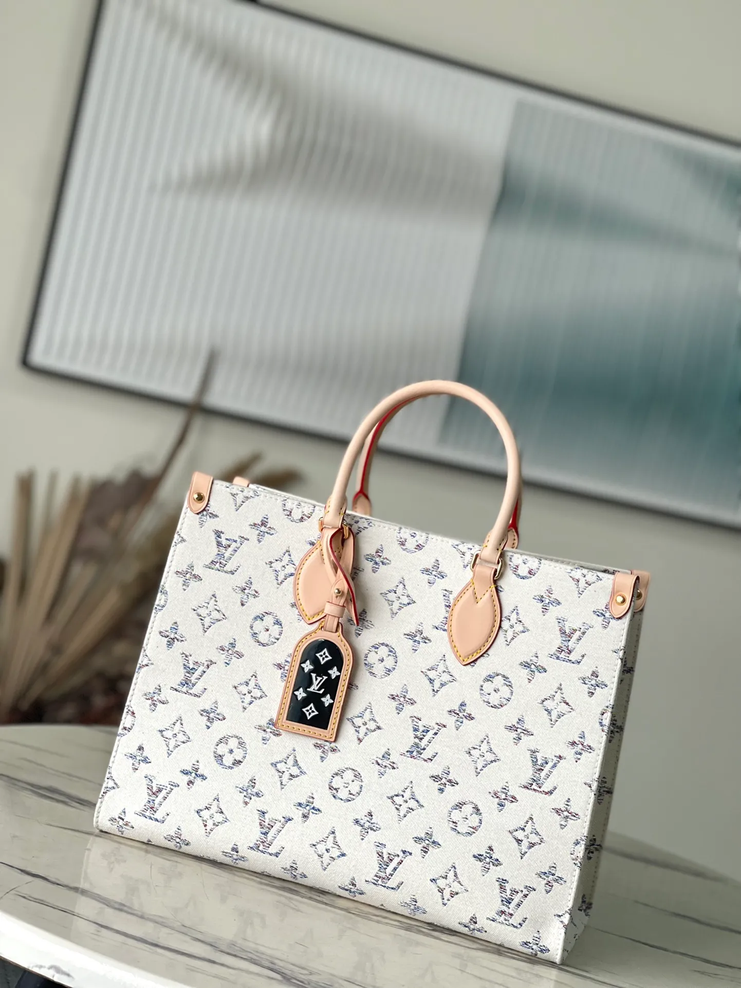 💰1160 Top Original Order M24708 White Denim Square Bag Mummy Bag Series OnTheGo MM Handbags Nautical Series This OnTheGo MM is part of the nautical capsule, made of Monogram Zph jacquard fabric, made of 66 different color threads, Monogram with soft color gradients. To ensure durability, the fabric is treated with an invisible protective coating. Each model comes with a laser-engraved mirror charm for touch-ups on the go. Dimensions: 35×27×14 cm