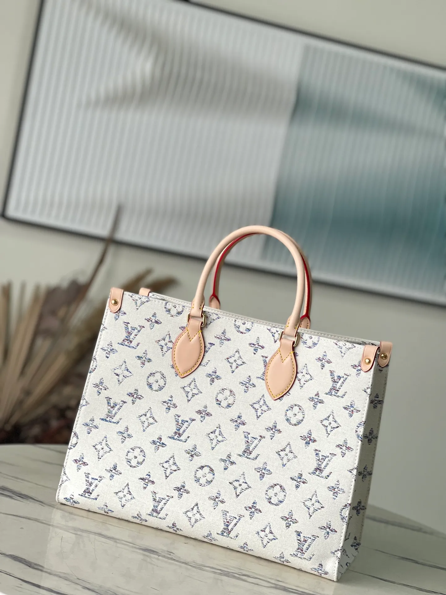💰1160 Top Original Order M24708 White Denim Square Bag Mummy Bag Series OnTheGo MM Handbags Nautical Series This OnTheGo MM is part of the nautical capsule, made of Monogram Zph jacquard fabric, made of 66 different color threads, Monogram with soft color gradients. To ensure durability, the fabric is treated with an invisible protective coating. Each model comes with a laser-engraved mirror charm for touch-ups on the go. Dimensions: 35×27×14 cm