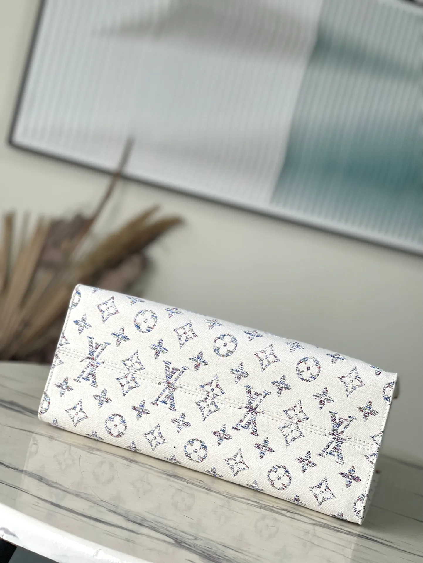 💰1160 Top Original Order M24708 White Denim Square Bag Mummy Bag Series OnTheGo MM Handbags Nautical Series This OnTheGo MM is part of the nautical capsule, made of Monogram Zph jacquard fabric, made of 66 different color threads, Monogram with soft color gradients. To ensure durability, the fabric is treated with an invisible protective coating. Each model comes with a laser-engraved mirror charm for touch-ups on the go. Dimensions: 35×27×14 cm