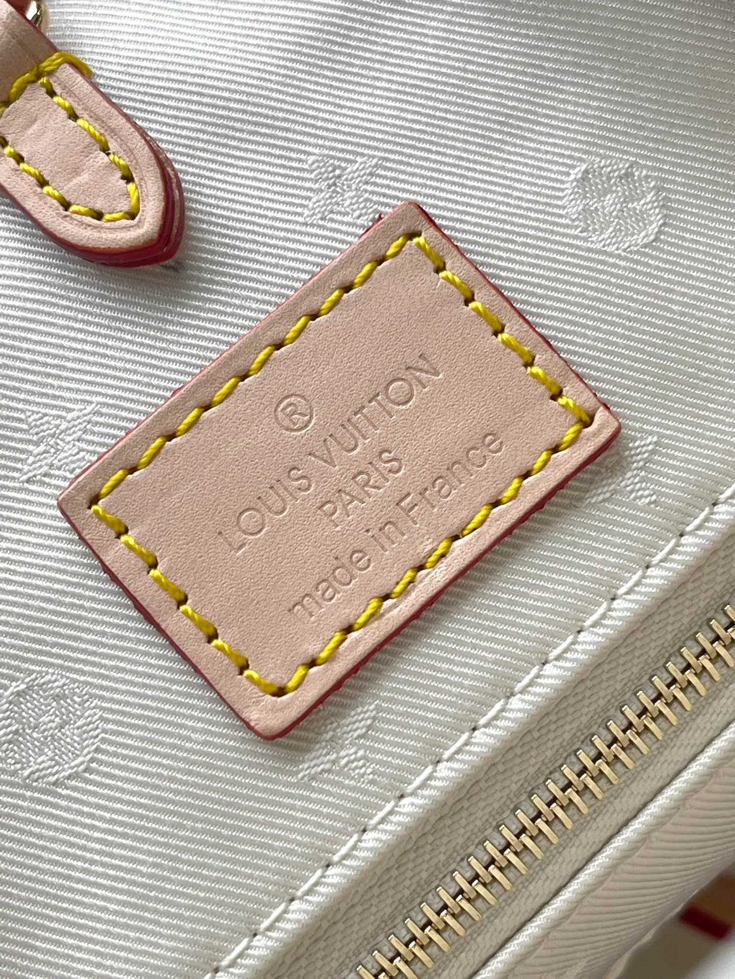 💰1160 Top Original Order M24708 White Denim Square Bag Mummy Bag Series OnTheGo MM Handbags Nautical Series This OnTheGo MM is part of the nautical capsule, made of Monogram Zph jacquard fabric, made of 66 different color threads, Monogram with soft color gradients. To ensure durability, the fabric is treated with an invisible protective coating. Each model comes with a laser-engraved mirror charm for touch-ups on the go. Dimensions: 35×27×14 cm