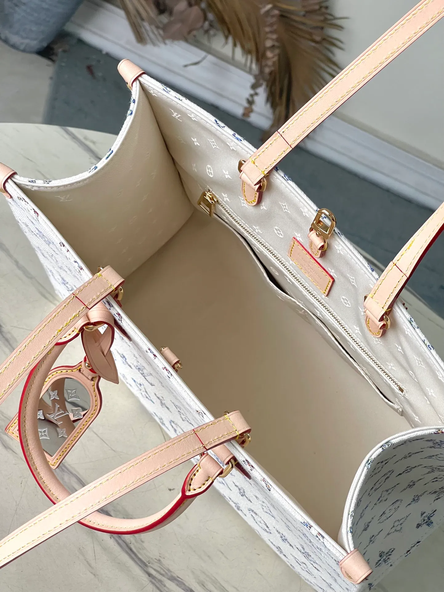 💰1160 Top Original Order M24708 White Denim Square Bag Mummy Bag Series OnTheGo MM Handbags Nautical Series This OnTheGo MM is part of the nautical capsule, made of Monogram Zph jacquard fabric, made of 66 different color threads, Monogram with soft color gradients. To ensure durability, the fabric is treated with an invisible protective coating. Each model comes with a laser-engraved mirror charm for touch-ups on the go. Dimensions: 35×27×14 cm
