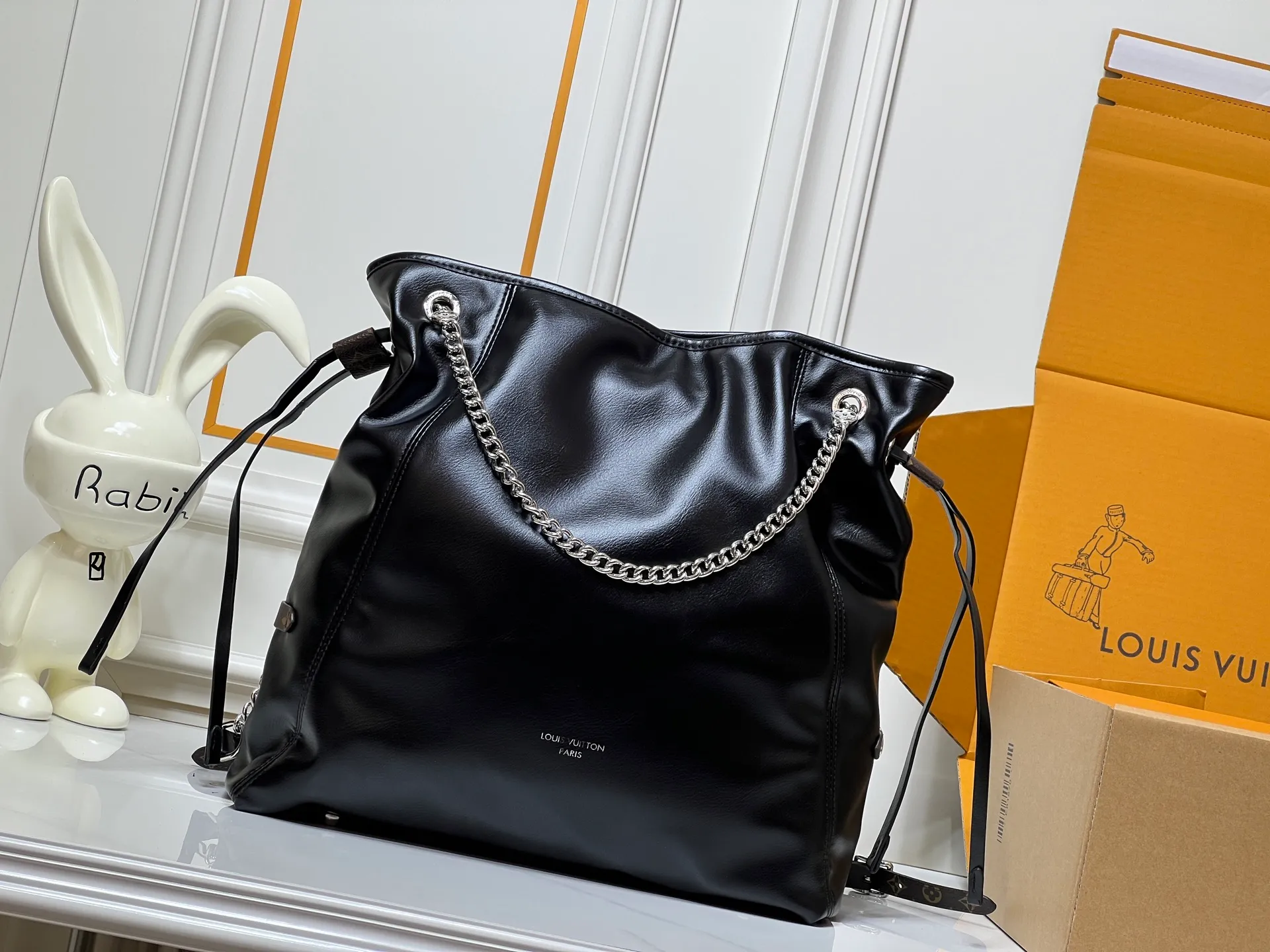 Batch 340💰M25545 Off Duty Medium Handbag is from the LV Vibe series, which can inject avant-garde rock style into any look. The sheepskin body has glossy hardware and the LV Circle logo on one side. Dimensions: 33x24x11.5cm
