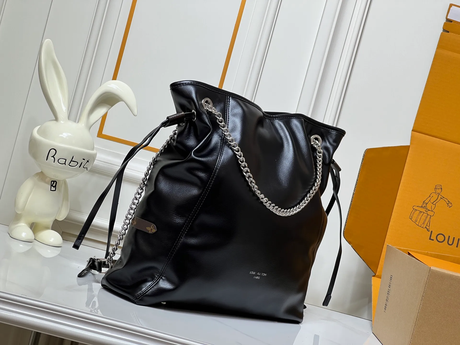 Batch 340💰M25545 Off Duty Medium Handbag is from the LV Vibe series, which can inject avant-garde rock style into any look. The sheepskin body has glossy hardware and the LV Circle logo on one side. Dimensions: 33x24x11.5cm